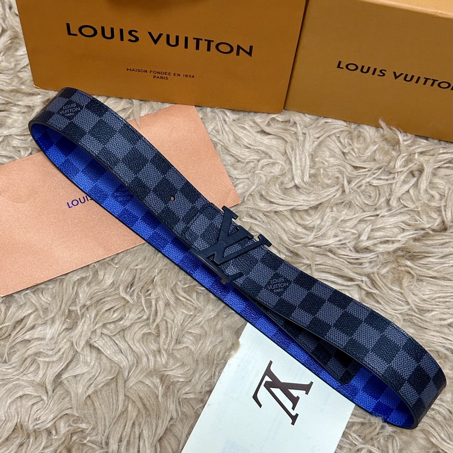 LV 宽4.0cm 双面腰带将两式经典融于一处。Monogram 印花瞩目放大，与焕新 Monogram