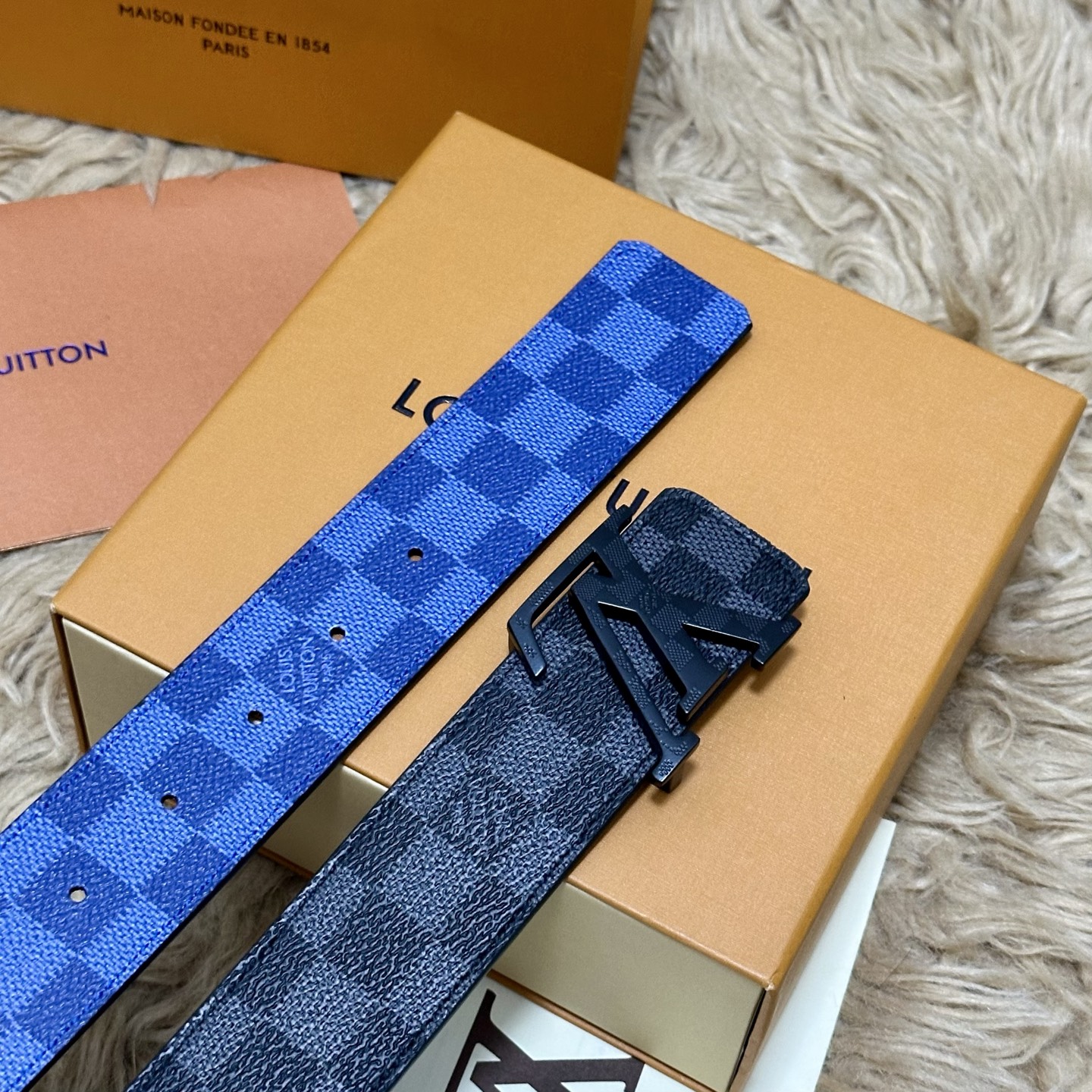 LV 宽4.0cm 双面腰带将两式经典融于一处。Monogram 印花瞩目放大，与焕新 Monogram