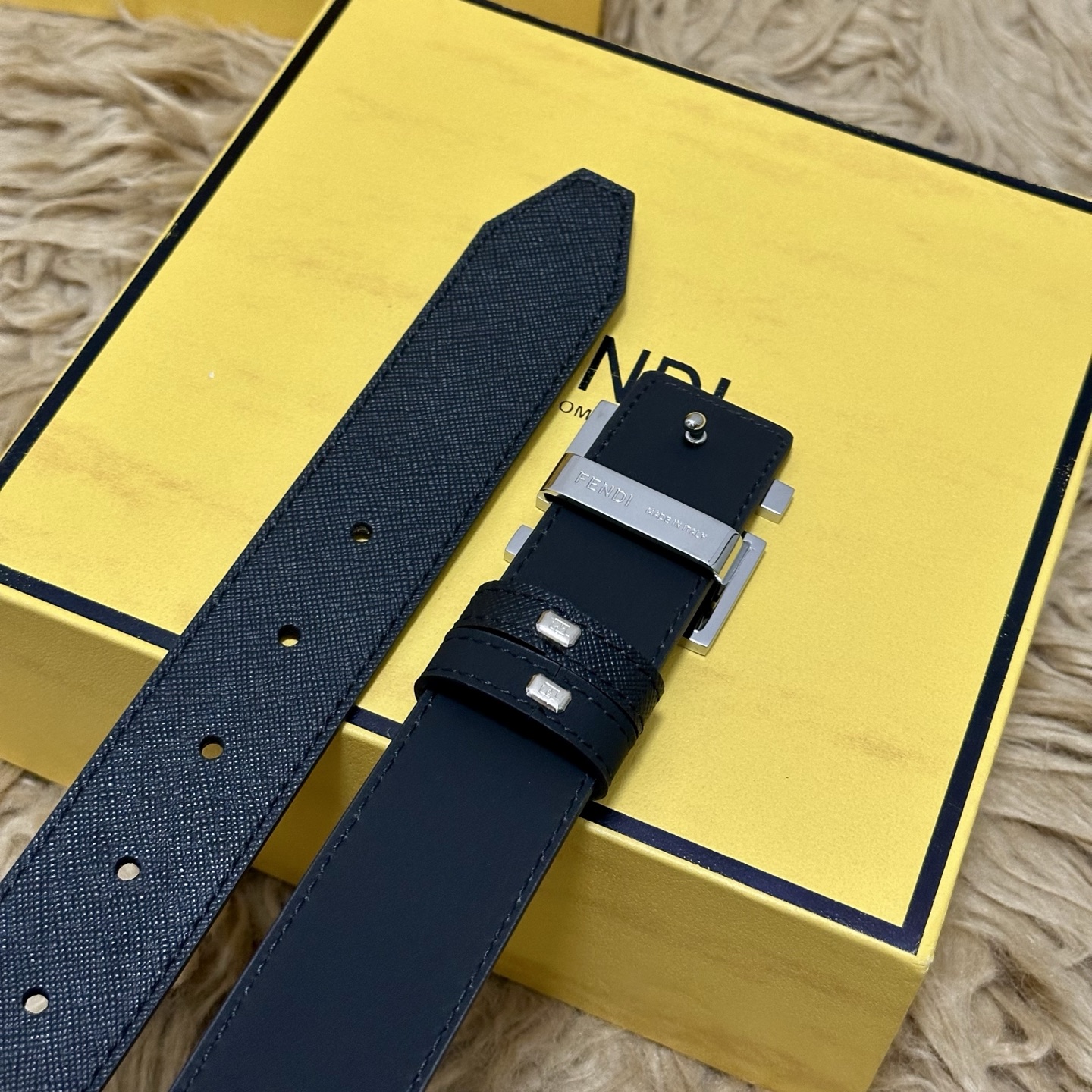 FENDl（芬迪）专柜同款 宽35㎜ 双面头层牛皮制作 搭配经典FF纯铜扣 经典时尚 潮流系列 一流的做