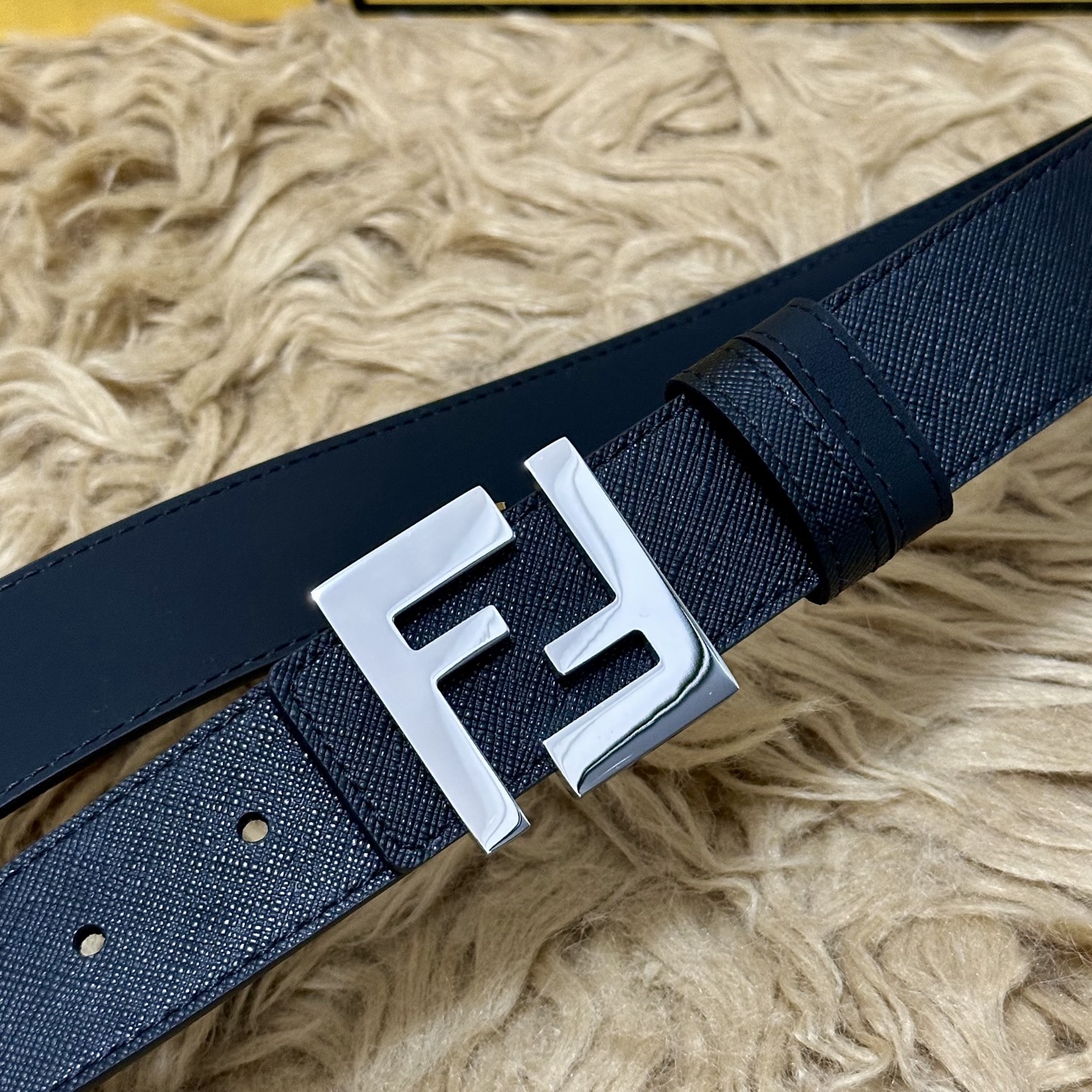 FENDl（芬迪）专柜同款 宽35㎜ 双面头层牛皮制作 搭配经典FF纯铜扣 经典时尚 潮流系列 一流的做