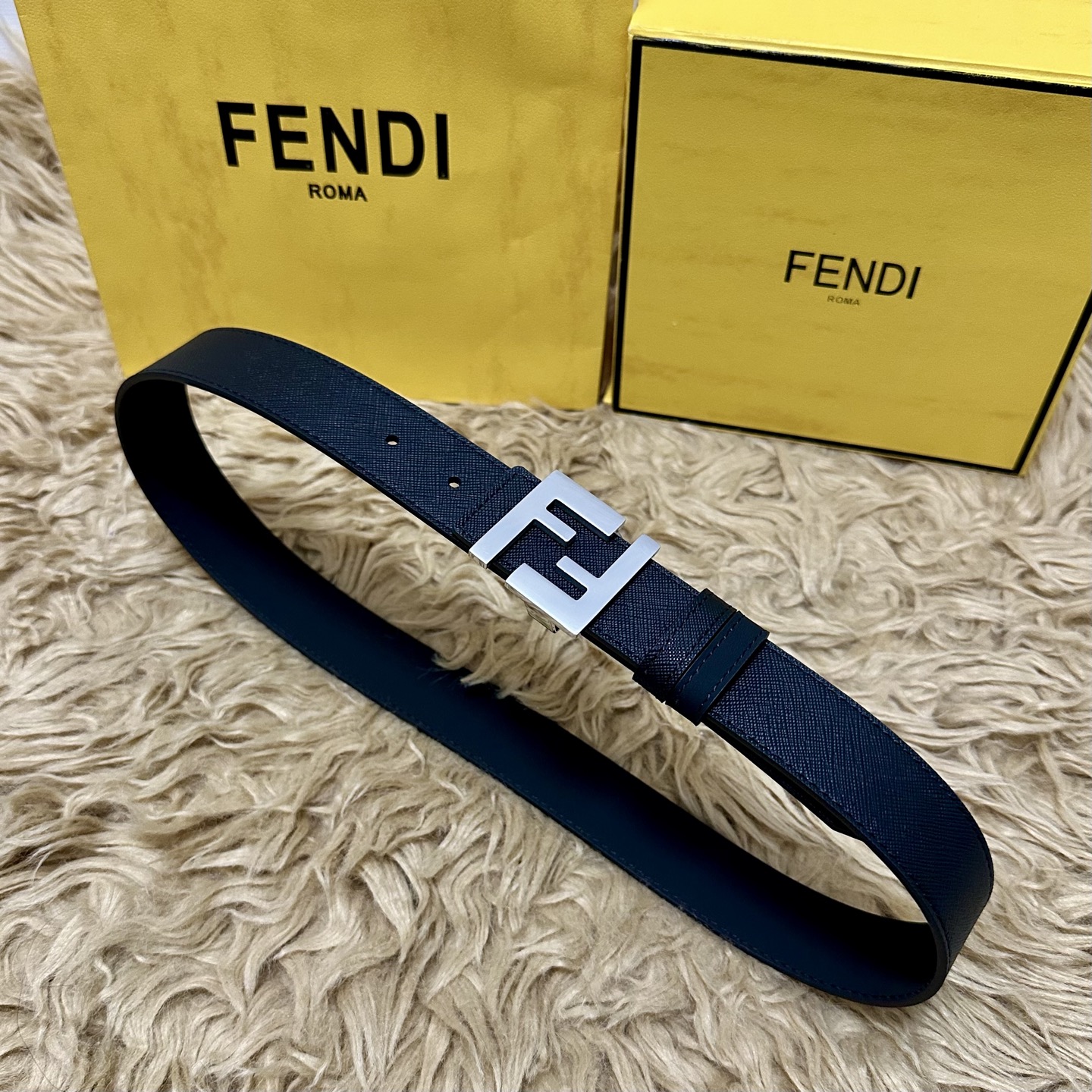 FENDl（芬迪）专柜同款 宽35㎜ 双面头层牛皮制作 搭配经典FF纯铜扣 经典时尚 潮流系列 一流的做