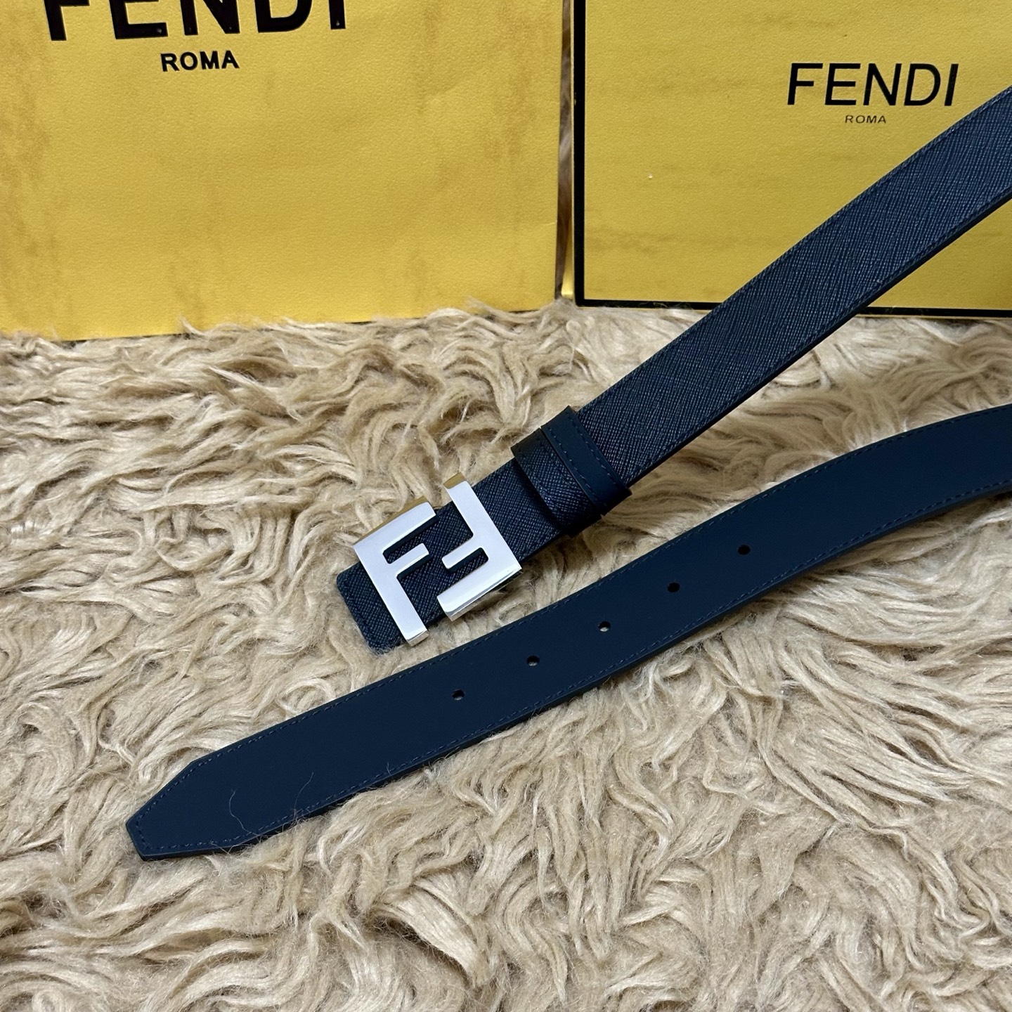 FENDl（芬迪）专柜同款 宽35㎜ 双面头层牛皮制作 搭配经典FF纯铜扣 经典时尚 潮流系列 一流的做