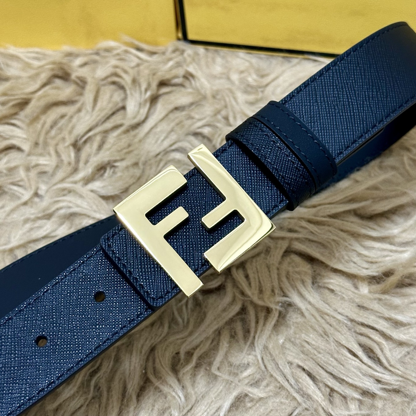 FENDl（芬迪）专柜同款 宽35㎜ 双面头层牛皮制作 搭配经典FF纯铜扣 经典时尚 潮流系列 一流的做