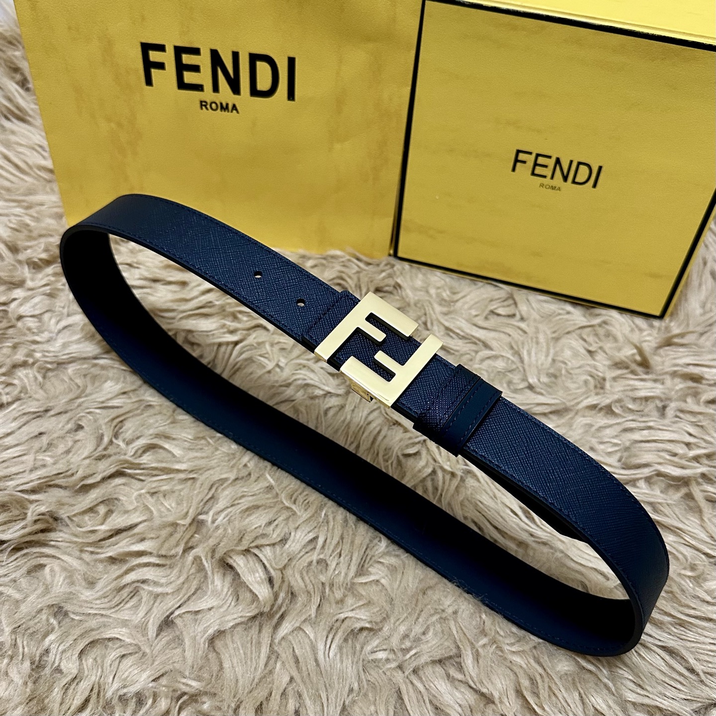 FENDl（芬迪）专柜同款 宽35㎜ 双面头层牛皮制作 搭配经典FF纯铜扣 经典时尚 潮流系列 一流的做