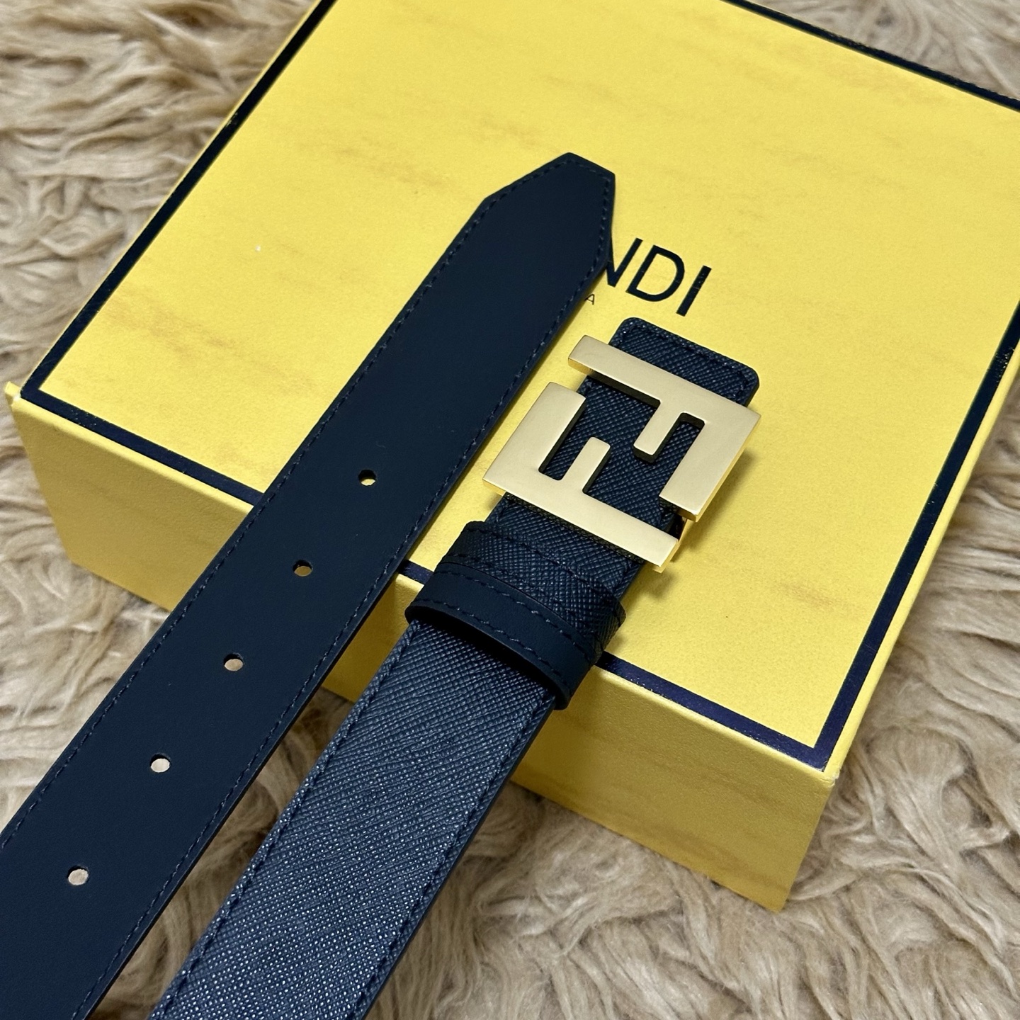 FENDl（芬迪）专柜同款 宽35㎜ 双面头层牛皮制作 搭配经典FF纯铜扣 经典时尚 潮流系列 一流的做