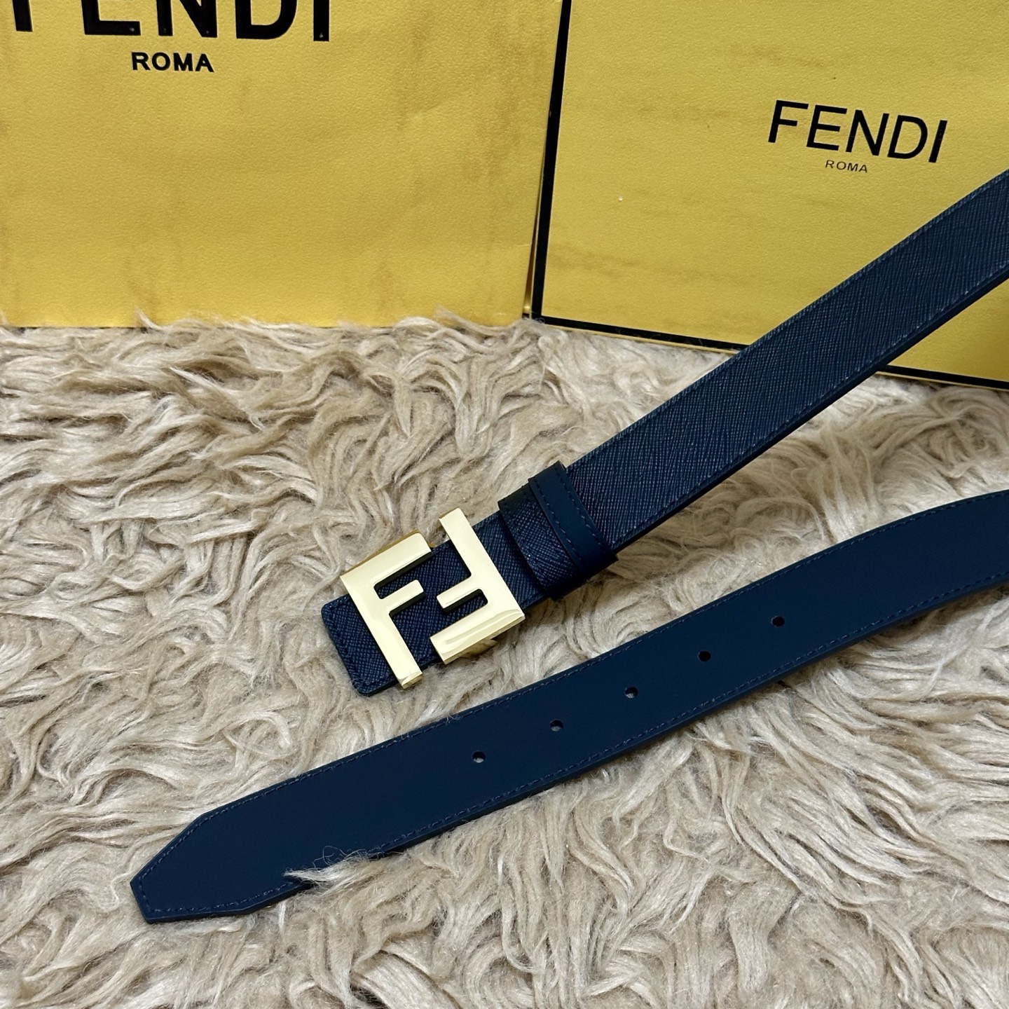 FENDl（芬迪）专柜同款 宽35㎜ 双面头层牛皮制作 搭配经典FF纯铜扣 经典时尚 潮流系列 一流的做