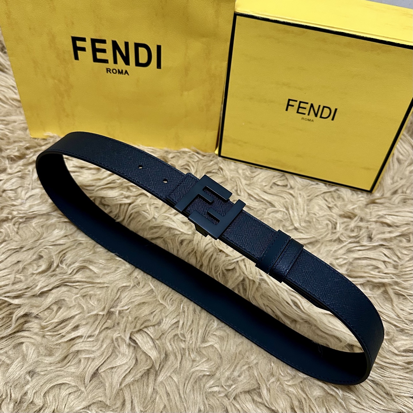FENDl（芬迪）专柜同款 宽35㎜ 双面头层牛皮制作 搭配经典FF纯铜扣 经典时尚 潮流系列 一流的做