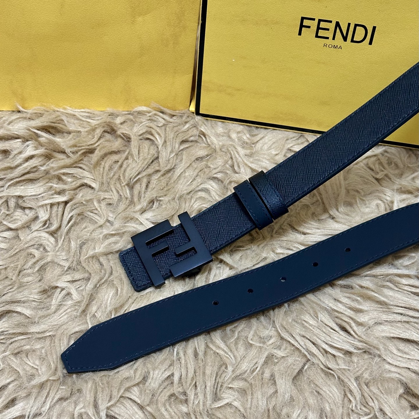FENDl（芬迪）专柜同款 宽35㎜ 双面头层牛皮制作 搭配经典FF纯铜扣 经典时尚 潮流系列 一流的做
