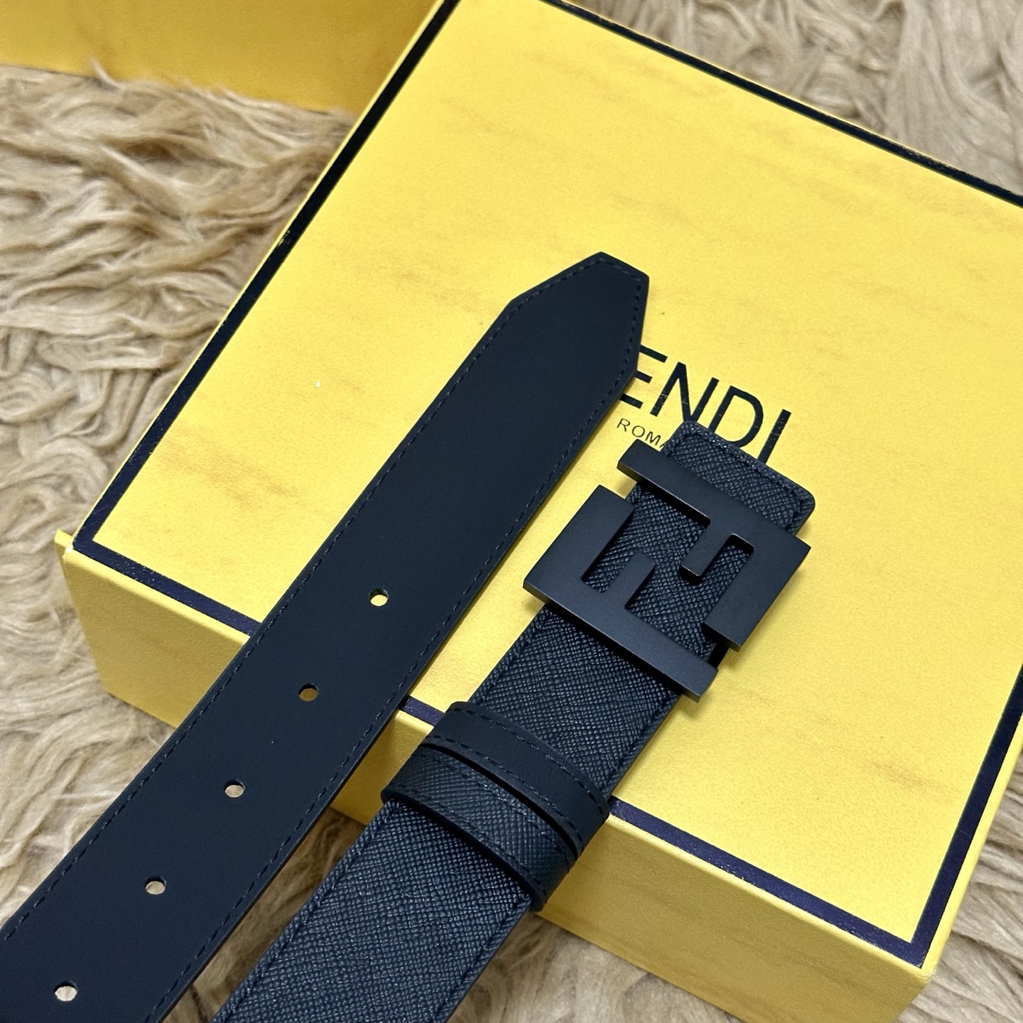 FENDl（芬迪）专柜同款 宽35㎜ 双面头层牛皮制作 搭配经典FF纯铜扣 经典时尚 潮流系列 一流的做