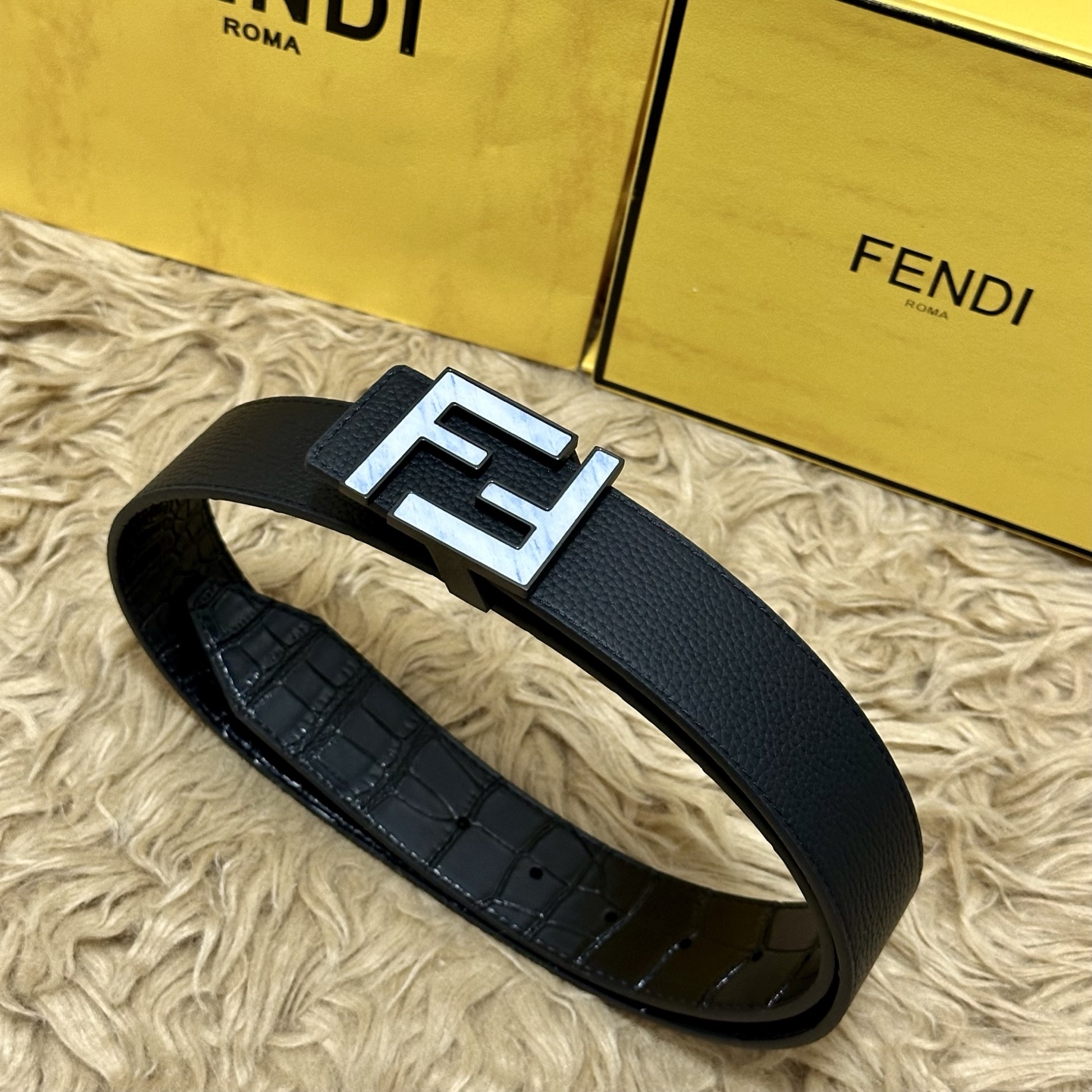 FENDl （芬迪）宽40MM双面原版小牛皮 搭配单钌钯电镀扣 完美的手感.油边 出众的设计.风格 高贵