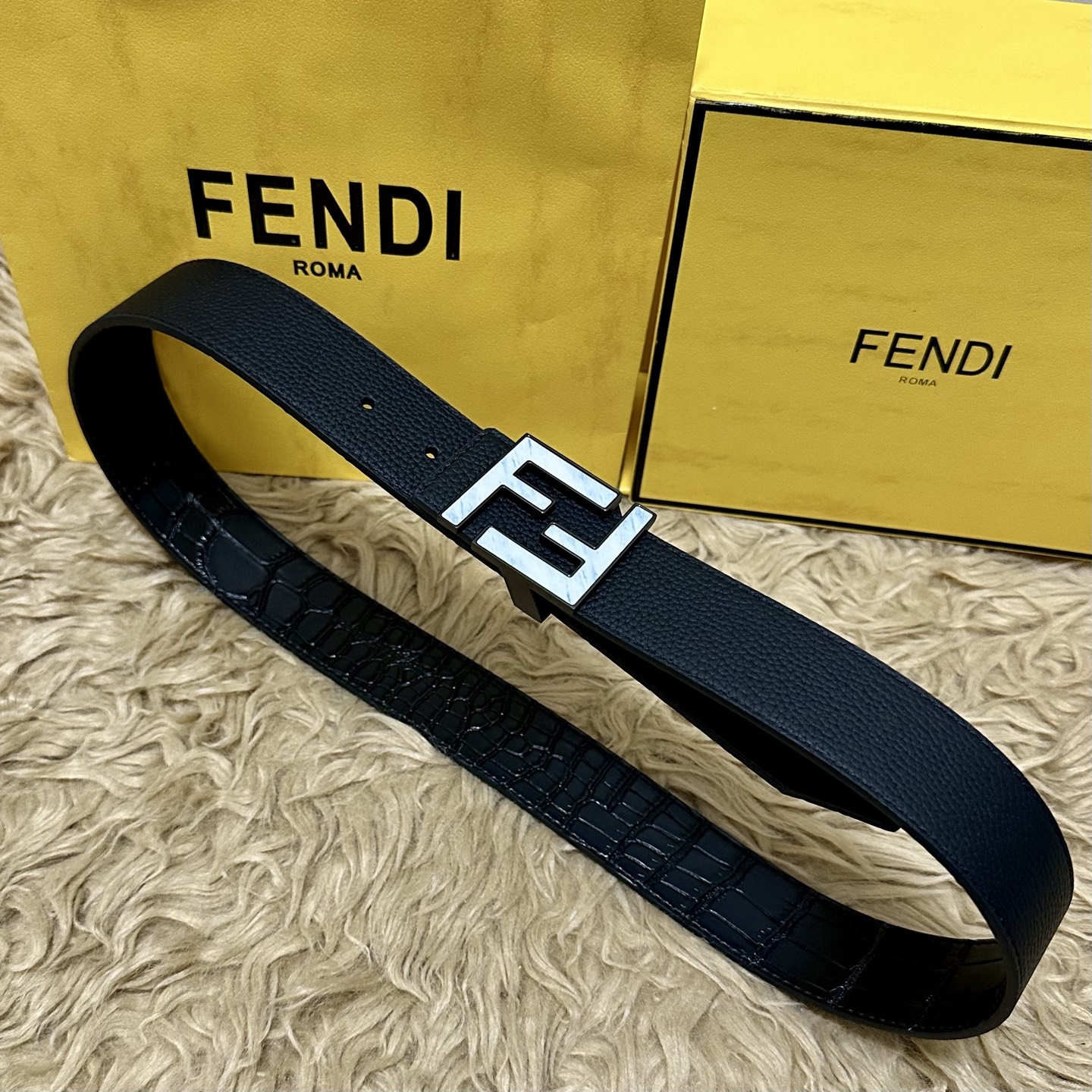 FENDl （芬迪）宽40MM双面原版小牛皮 搭配单钌钯电镀扣 完美的手感.油边 出众的设计.风格 高贵
