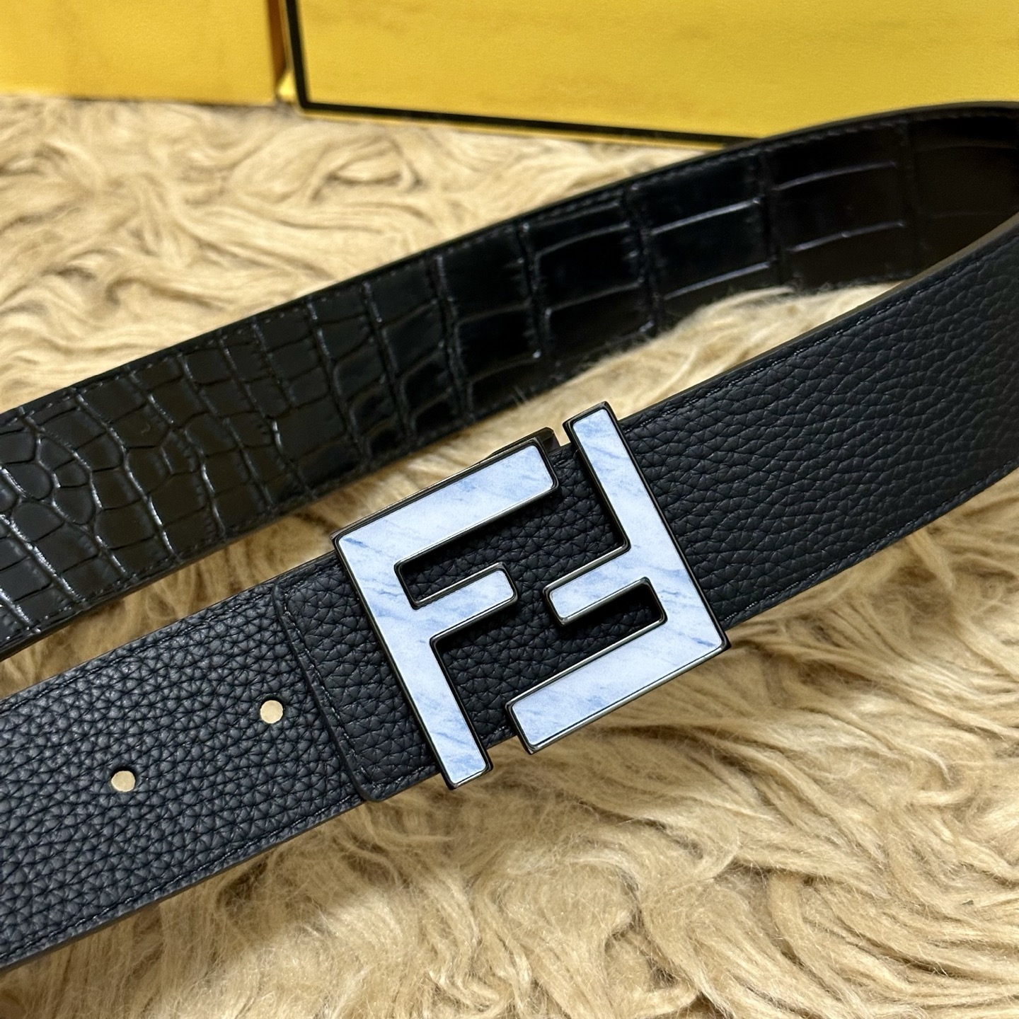 FENDl （芬迪）宽40MM双面原版小牛皮 搭配单钌钯电镀扣 完美的手感.油边 出众的设计.风格 高贵