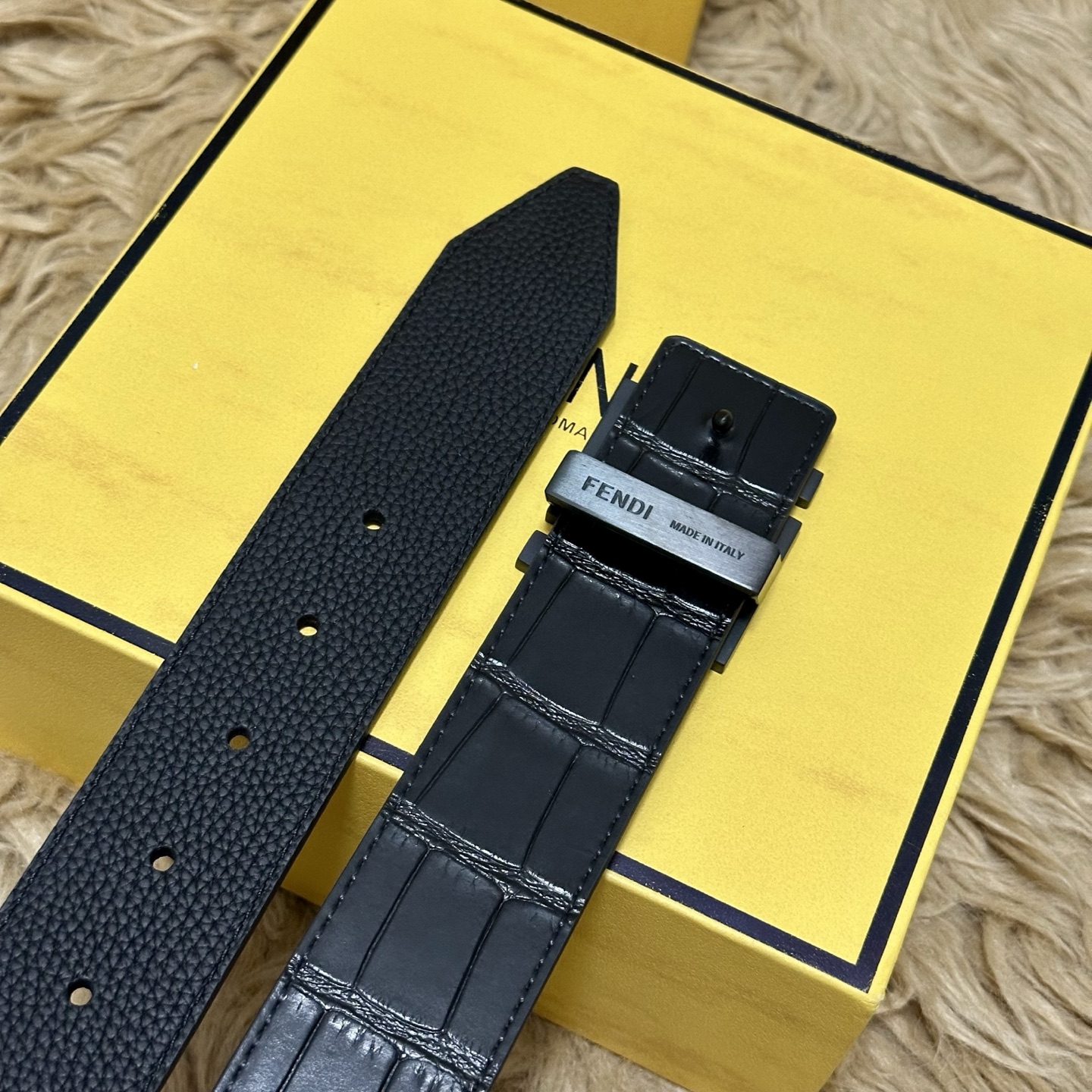 FENDl （芬迪）宽40MM双面原版小牛皮 搭配单钌钯电镀扣 完美的手感.油边 出众的设计.风格 高贵