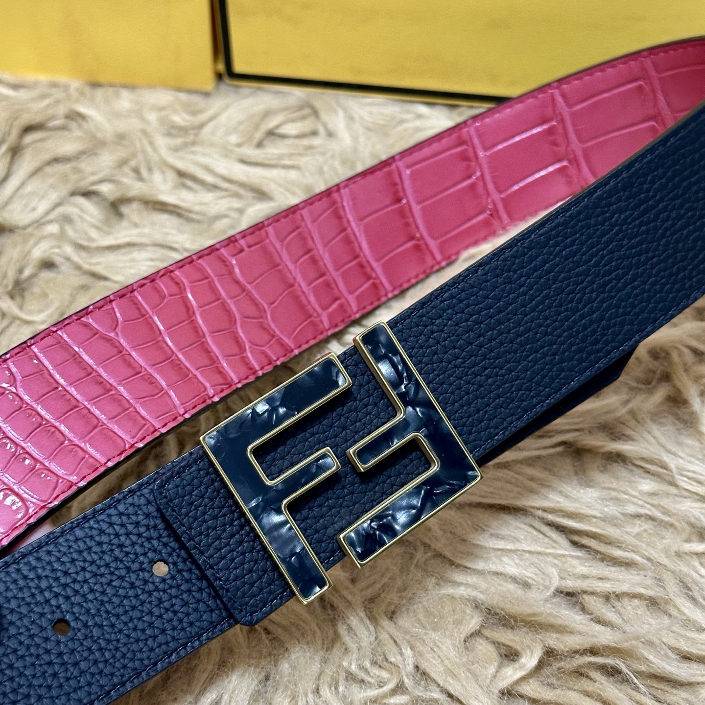 FENDl （芬迪）宽40MM双面原版小牛皮 搭配单钌钯电镀扣 完美的手感.油边 出众的设计.风格 高贵