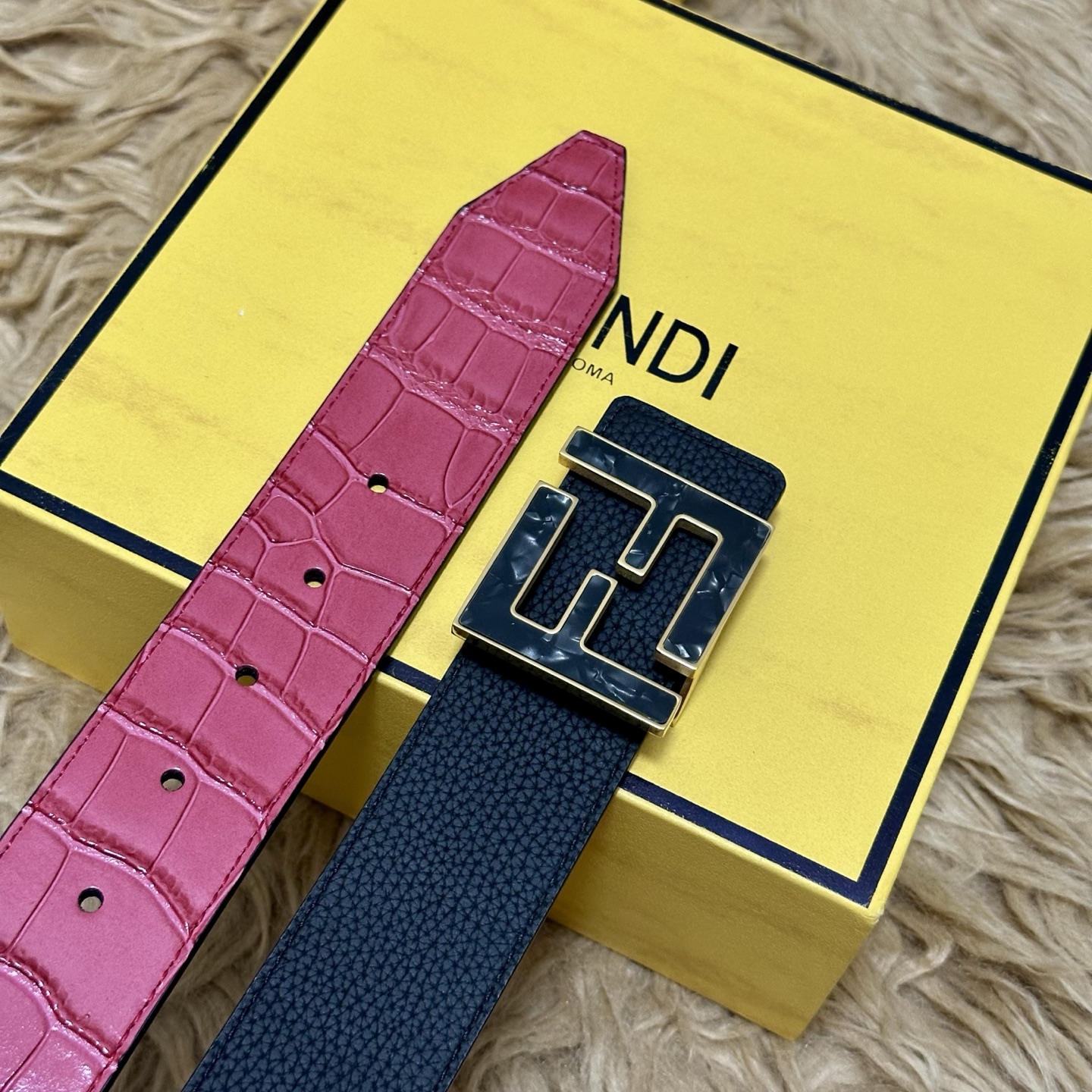 FENDl （芬迪）宽40MM双面原版小牛皮 搭配单钌钯电镀扣 完美的手感.油边 出众的设计.风格 高贵