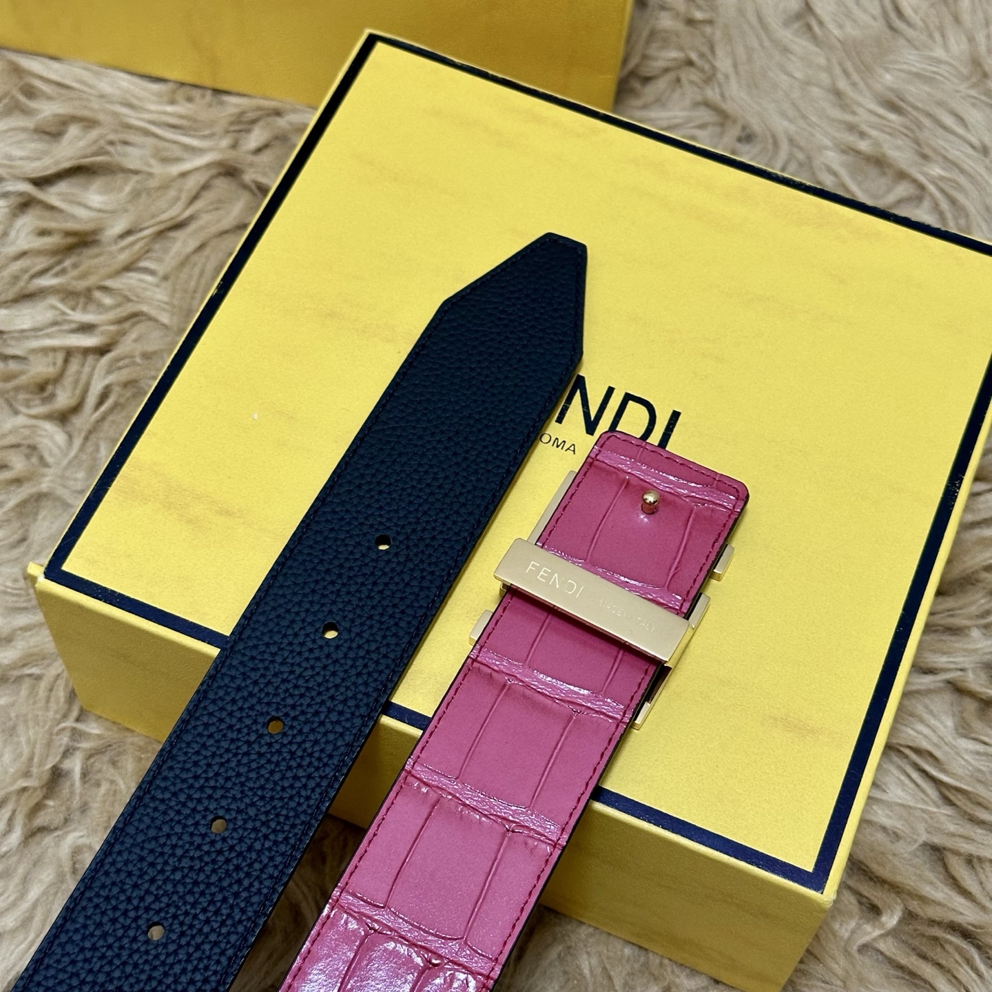 FENDl （芬迪）宽40MM双面原版小牛皮 搭配单钌钯电镀扣 完美的手感.油边 出众的设计.风格 高贵