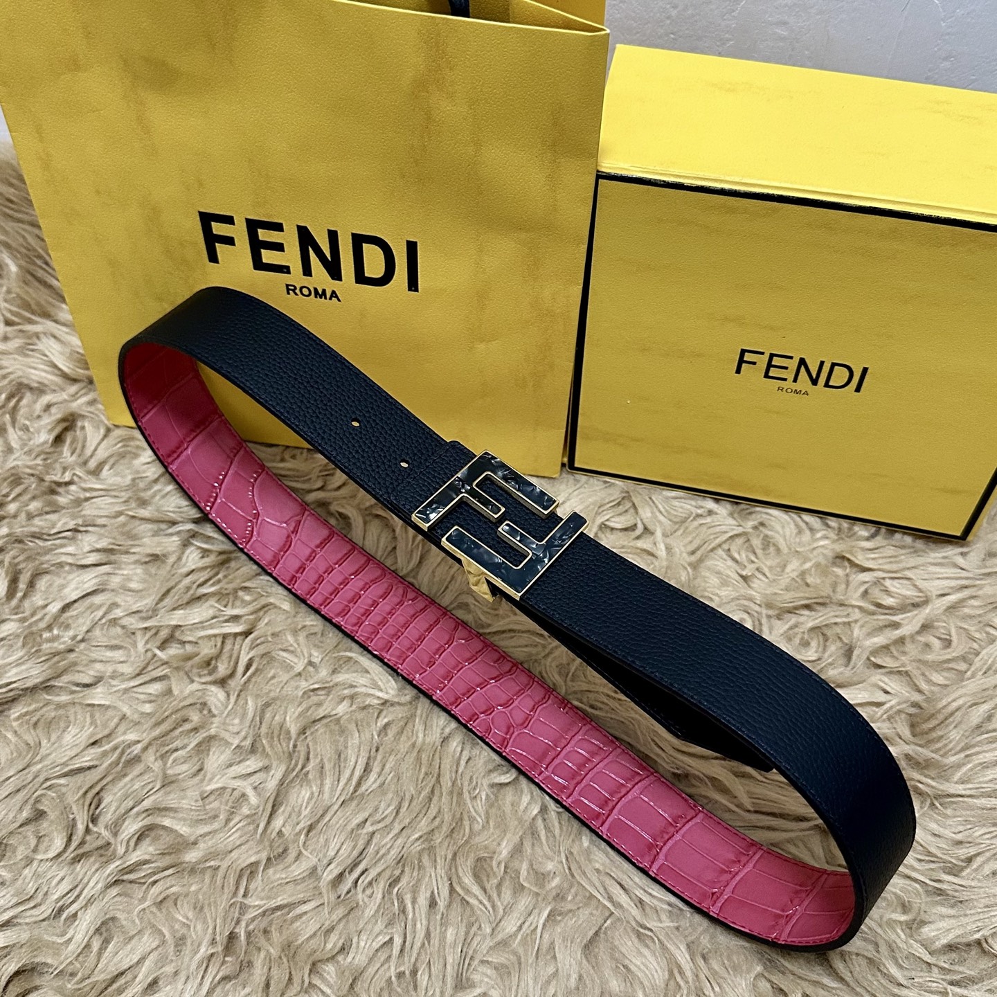 FENDl （芬迪）宽40MM双面原版小牛皮 搭配单钌钯电镀扣 完美的手感.油边 出众的设计.风格 高贵