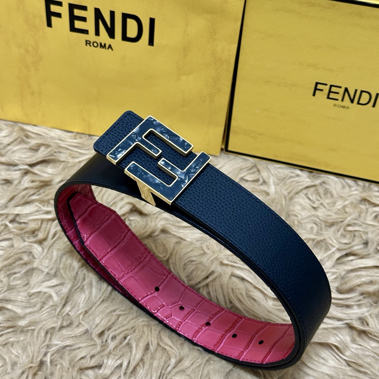 FENDl （芬迪）宽40MM双面原版小牛皮 搭配单钌钯电镀扣 完美的手感.油边 出众的设计.风格 高贵