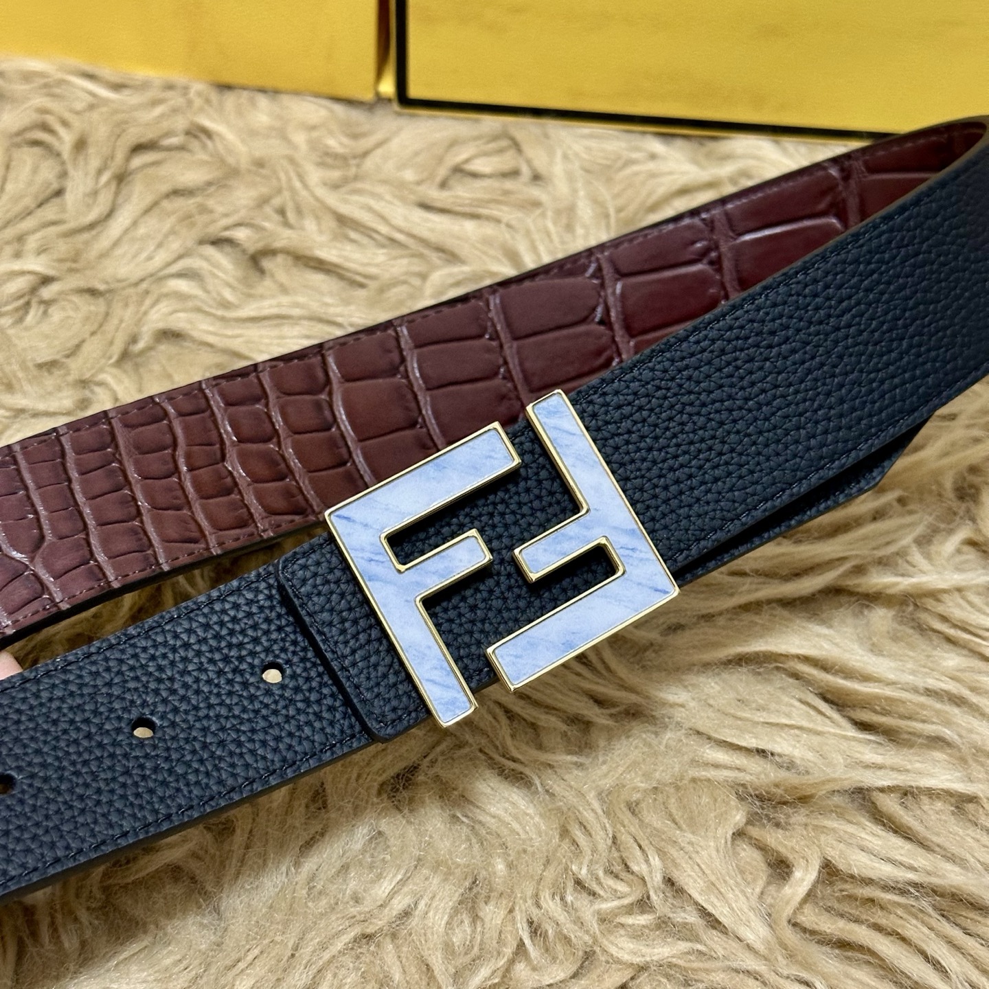 FENDl （芬迪）宽40MM双面原版小牛皮 搭配单钌钯电镀扣 完美的手感.油边 出众的设计.风格 高贵