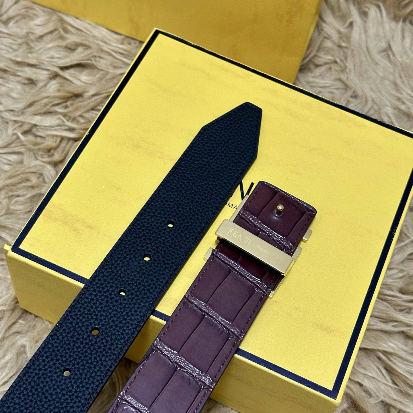 FENDl （芬迪）宽40MM双面原版小牛皮 搭配单钌钯电镀扣 完美的手感.油边 出众的设计.风格 高贵