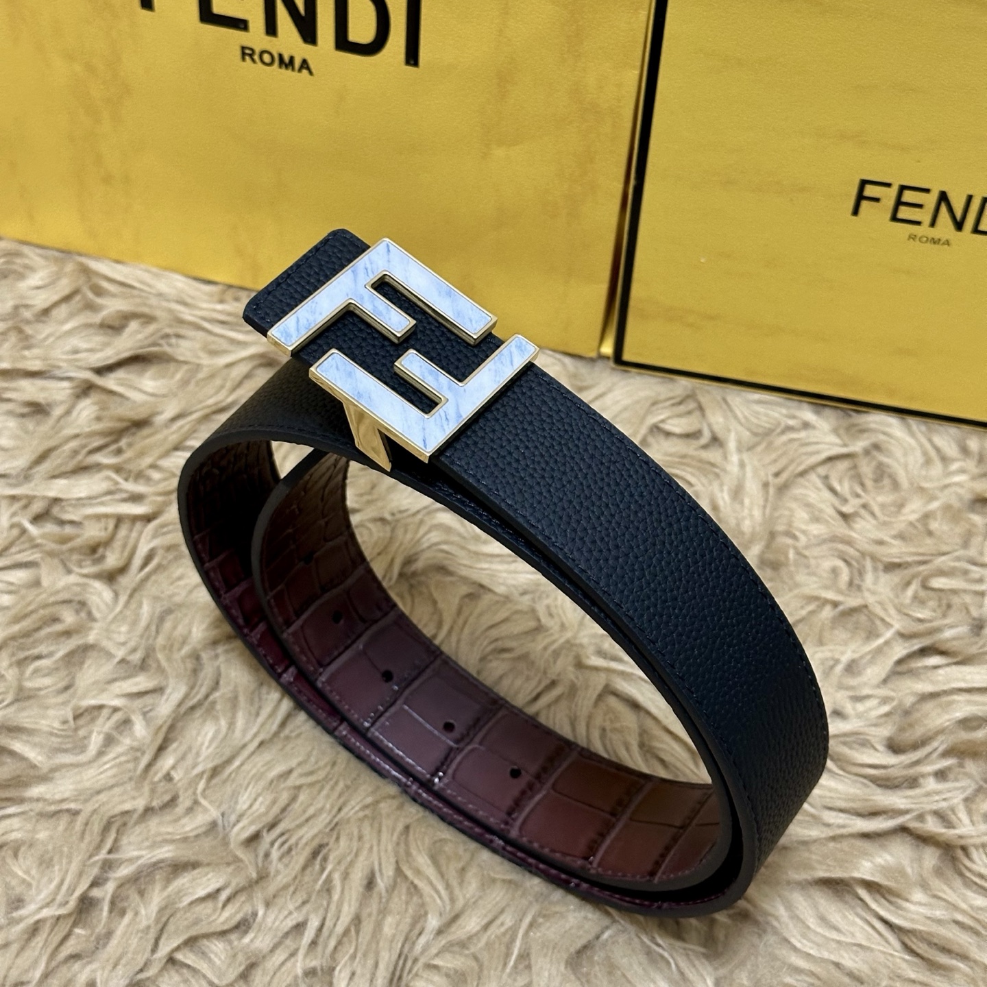 FENDl （芬迪）宽40MM双面原版小牛皮 搭配单钌钯电镀扣 完美的手感.油边 出众的设计.风格 高贵