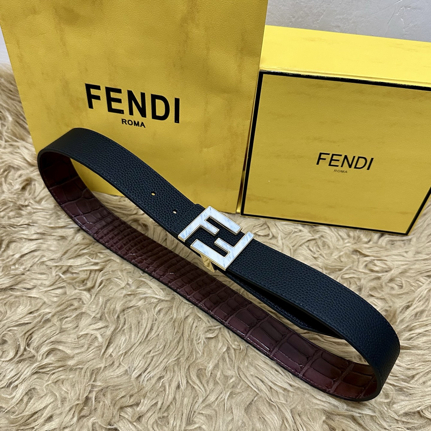 FENDl （芬迪）宽40MM双面原版小牛皮 搭配单钌钯电镀扣 完美的手感.油边 出众的设计.风格 高贵