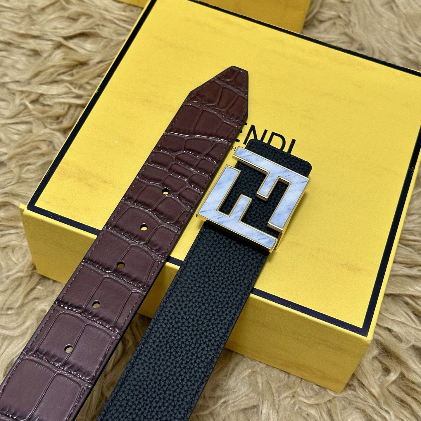 FENDl （芬迪）宽40MM双面原版小牛皮 搭配单钌钯电镀扣 完美的手感.油边 出众的设计.风格 高贵