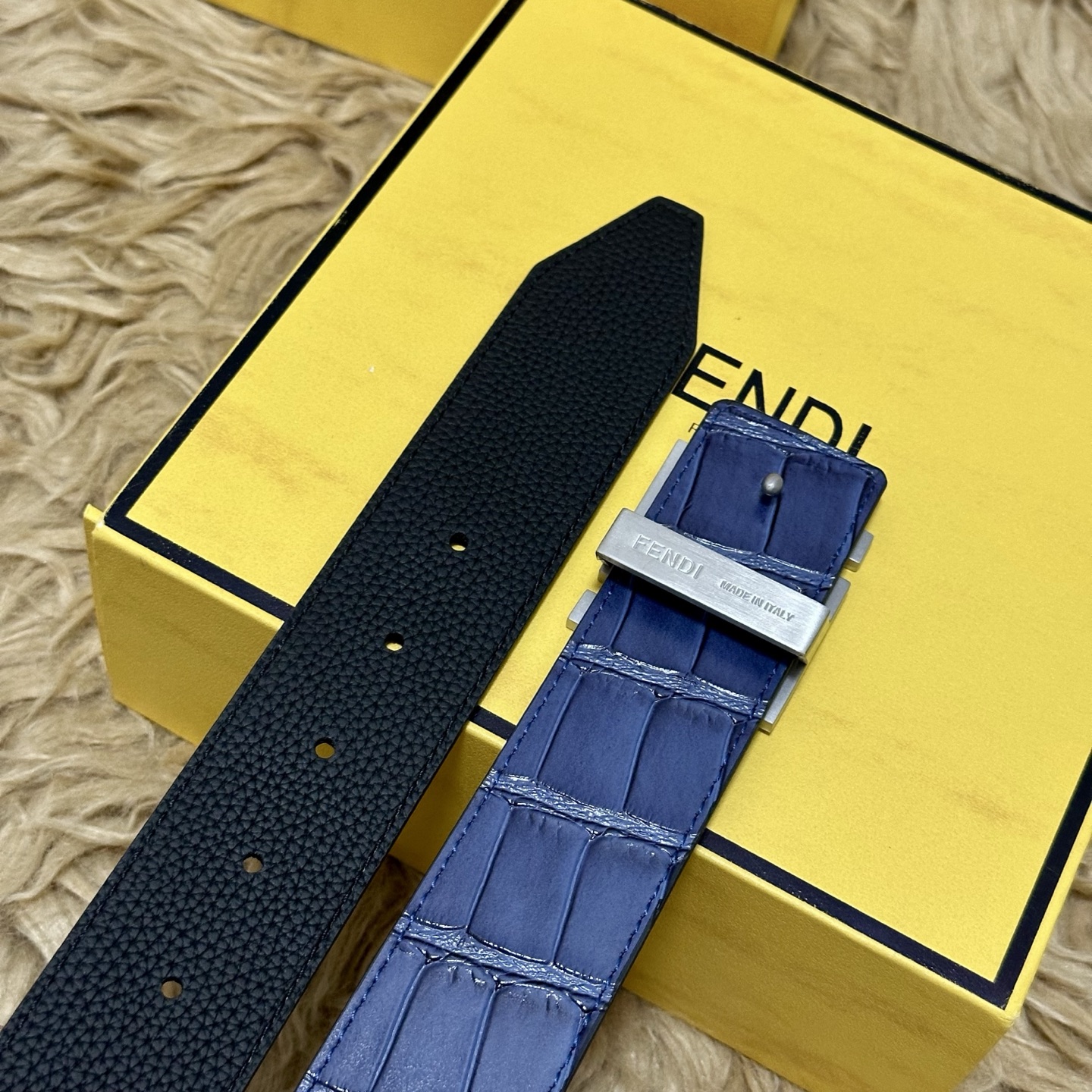 FENDl （芬迪）宽40MM双面原版小牛皮 搭配单钌钯电镀扣 完美的手感.油边 出众的设计.风格 高贵