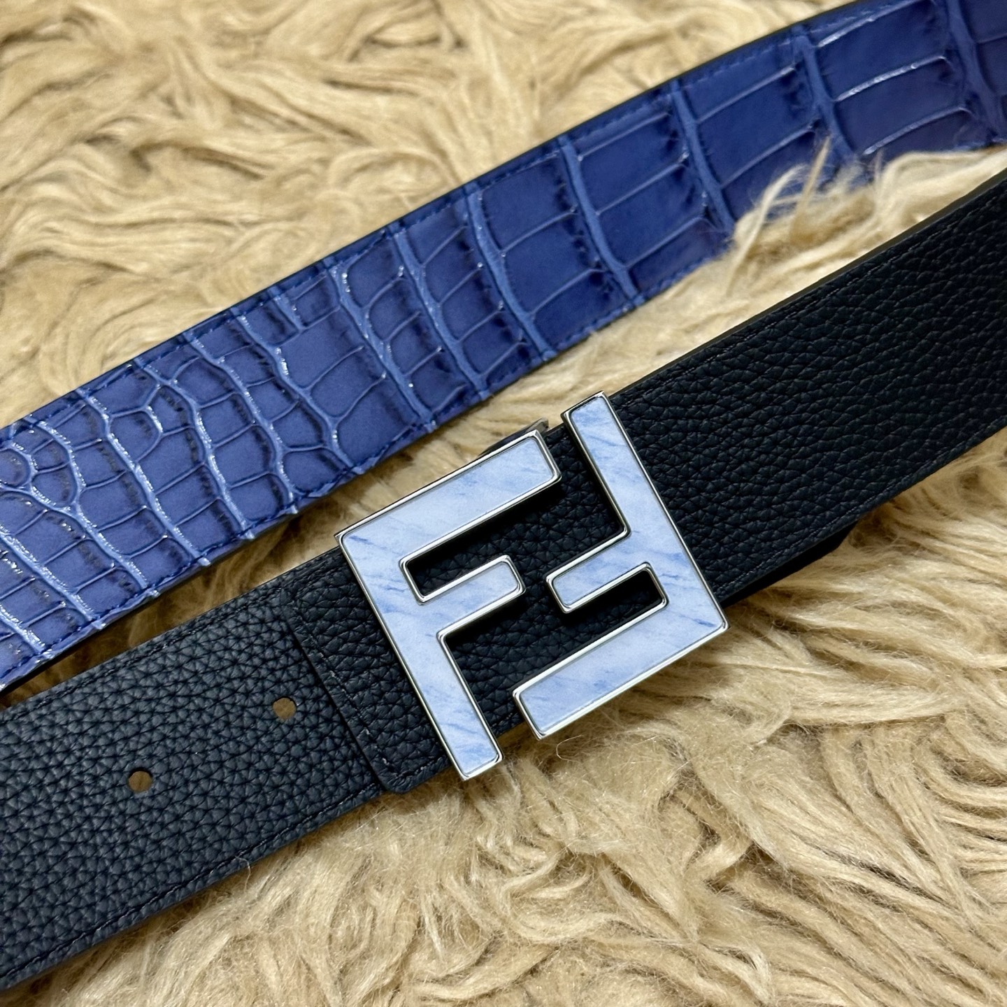 FENDl （芬迪）宽40MM双面原版小牛皮 搭配单钌钯电镀扣 完美的手感.油边 出众的设计.风格 高贵