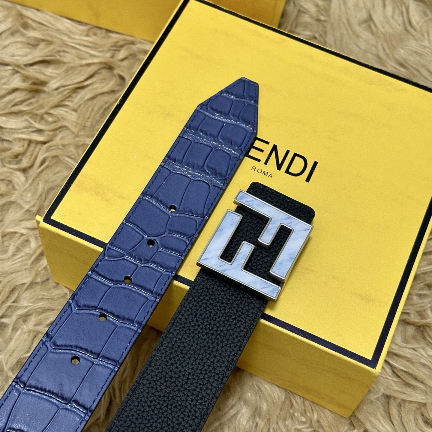 FENDl （芬迪）宽40MM双面原版小牛皮 搭配单钌钯电镀扣 完美的手感.油边 出众的设计.风格 高贵