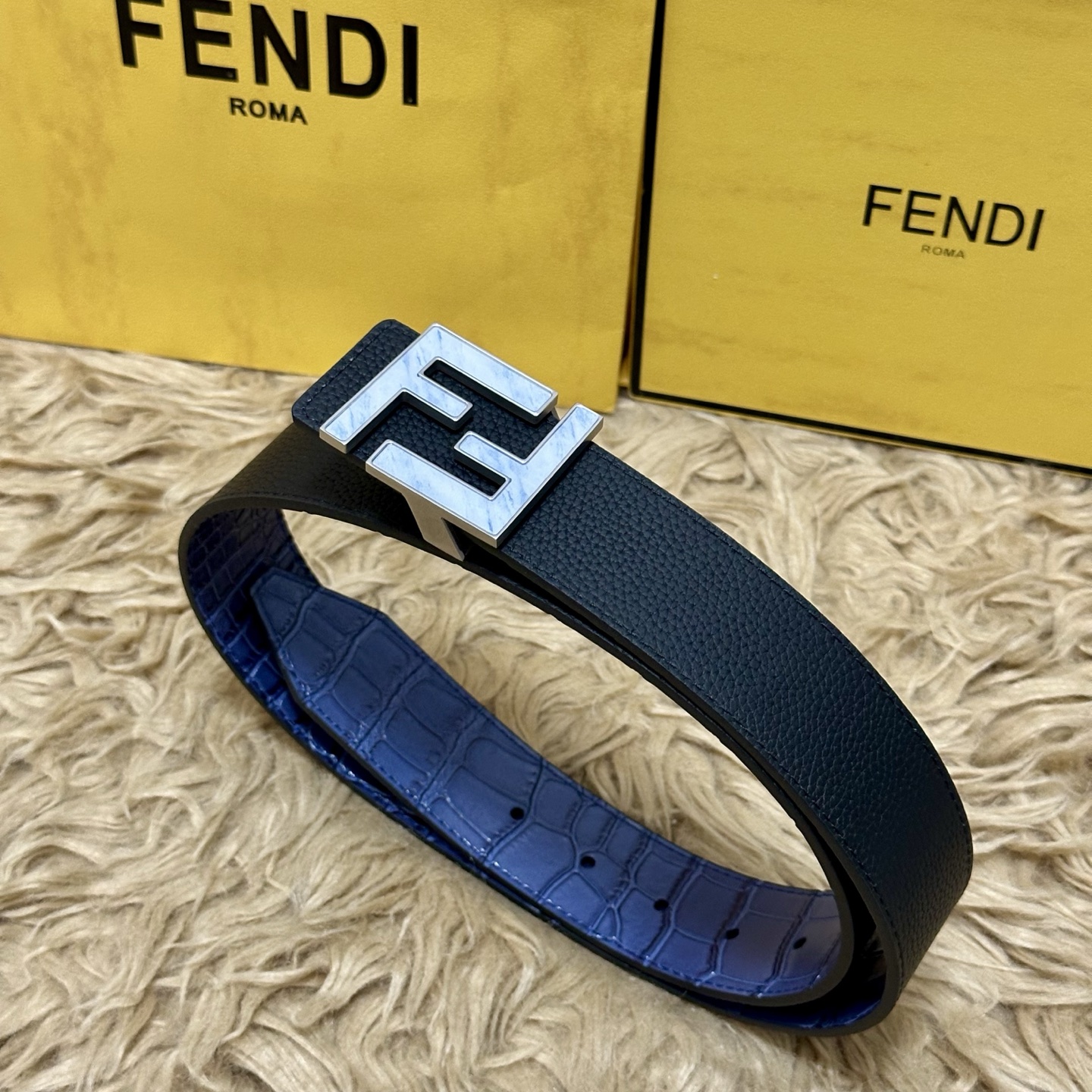 FENDl （芬迪）宽40MM双面原版小牛皮 搭配单钌钯电镀扣 完美的手感.油边 出众的设计.风格 高贵