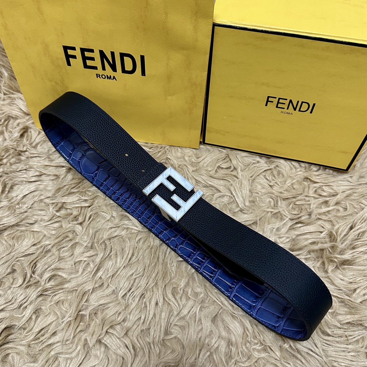 FENDl （芬迪）宽40MM双面原版小牛皮 搭配单钌钯电镀扣 完美的手感.油边 出众的设计.风格 高贵