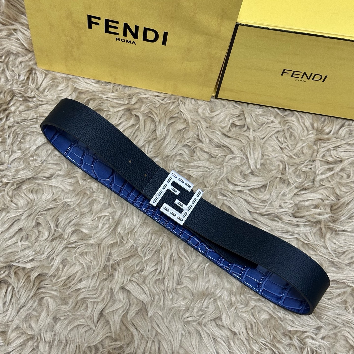 FENDl （芬迪）宽40MM双面原版小牛皮 搭配单钌钯电镀扣 完美的手感.油边 出众的设计.风格 高贵