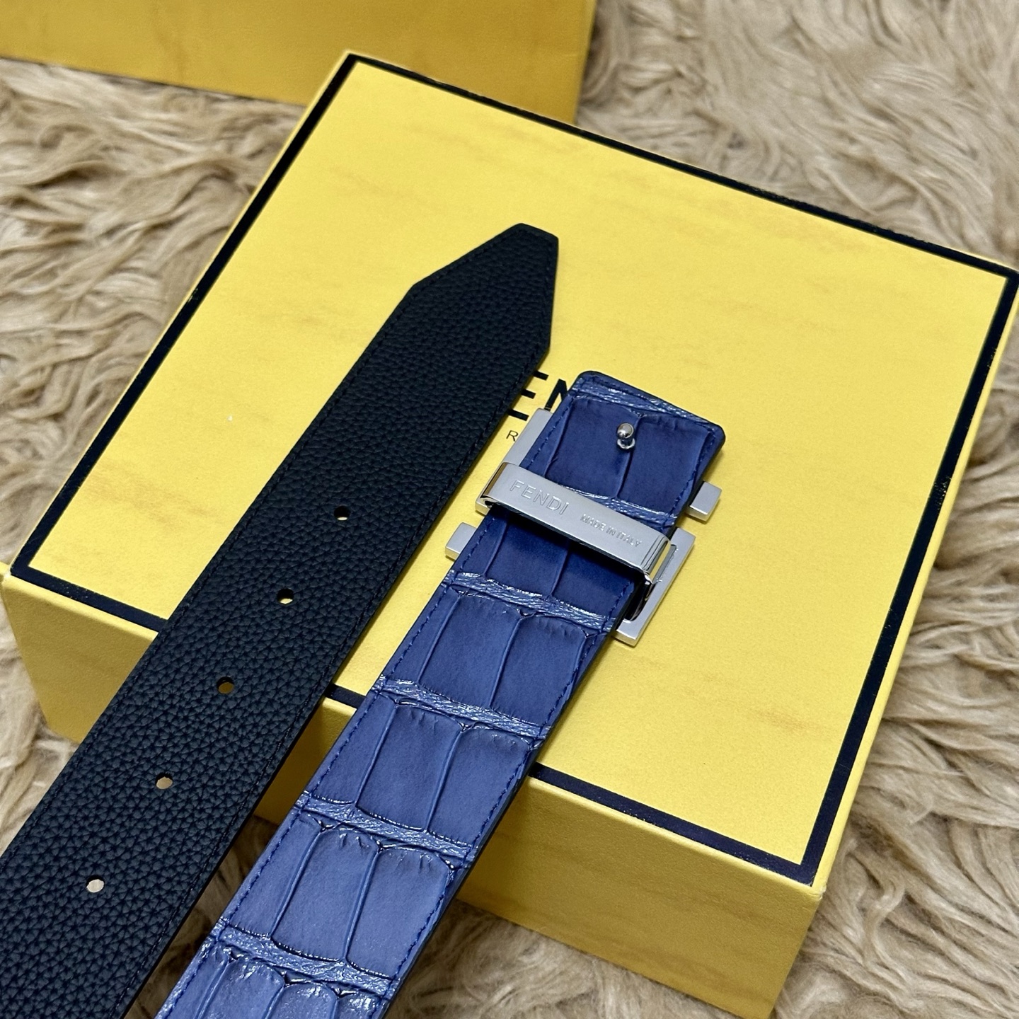 FENDl （芬迪）宽40MM双面原版小牛皮 搭配单钌钯电镀扣 完美的手感.油边 出众的设计.风格 高贵