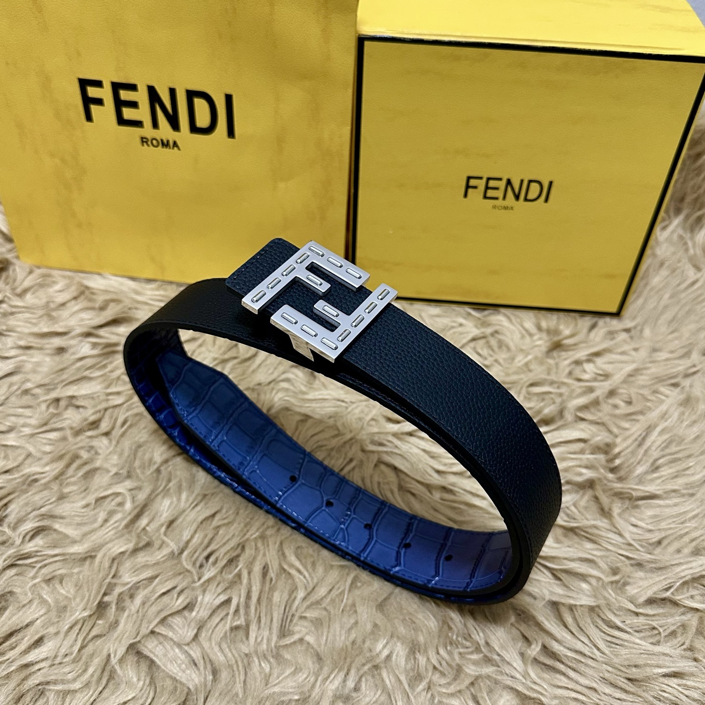 FENDl （芬迪）宽40MM双面原版小牛皮 搭配单钌钯电镀扣 完美的手感.油边 出众的设计.风格 高贵