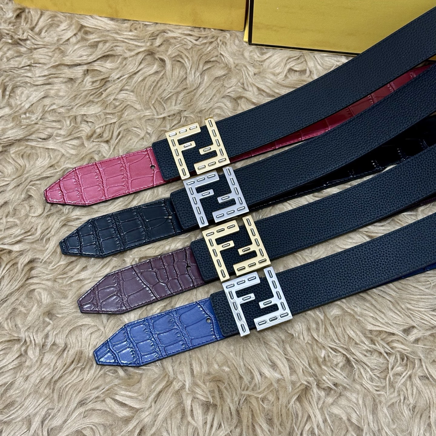 FENDl （芬迪）宽40MM双面原版小牛皮 搭配单钌钯电镀扣 完美的手感.油边 出众的设计.风格 高贵