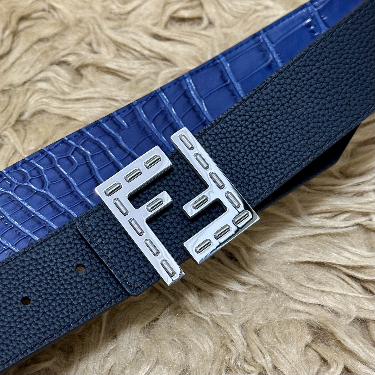 FENDl （芬迪）宽40MM双面原版小牛皮 搭配单钌钯电镀扣 完美的手感.油边 出众的设计.风格 高贵