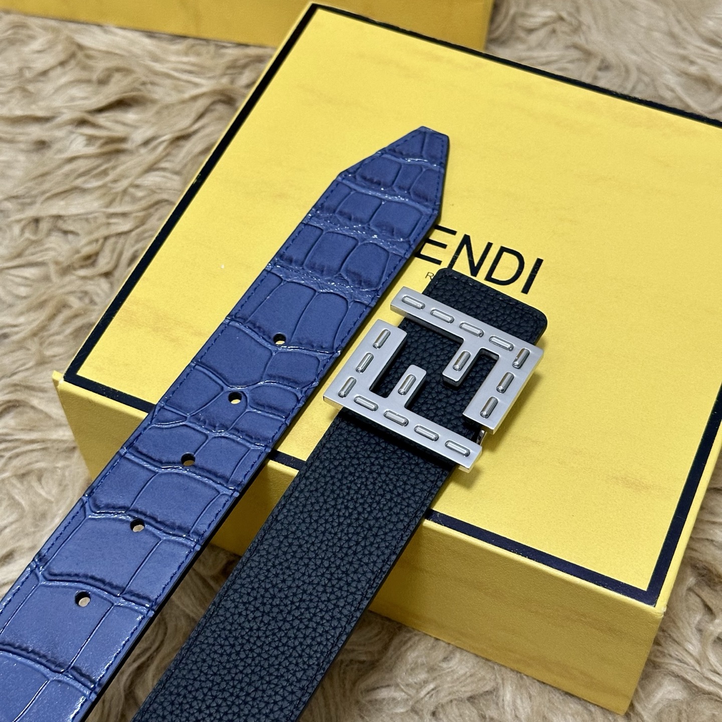 FENDl （芬迪）宽40MM双面原版小牛皮 搭配单钌钯电镀扣 完美的手感.油边 出众的设计.风格 高贵