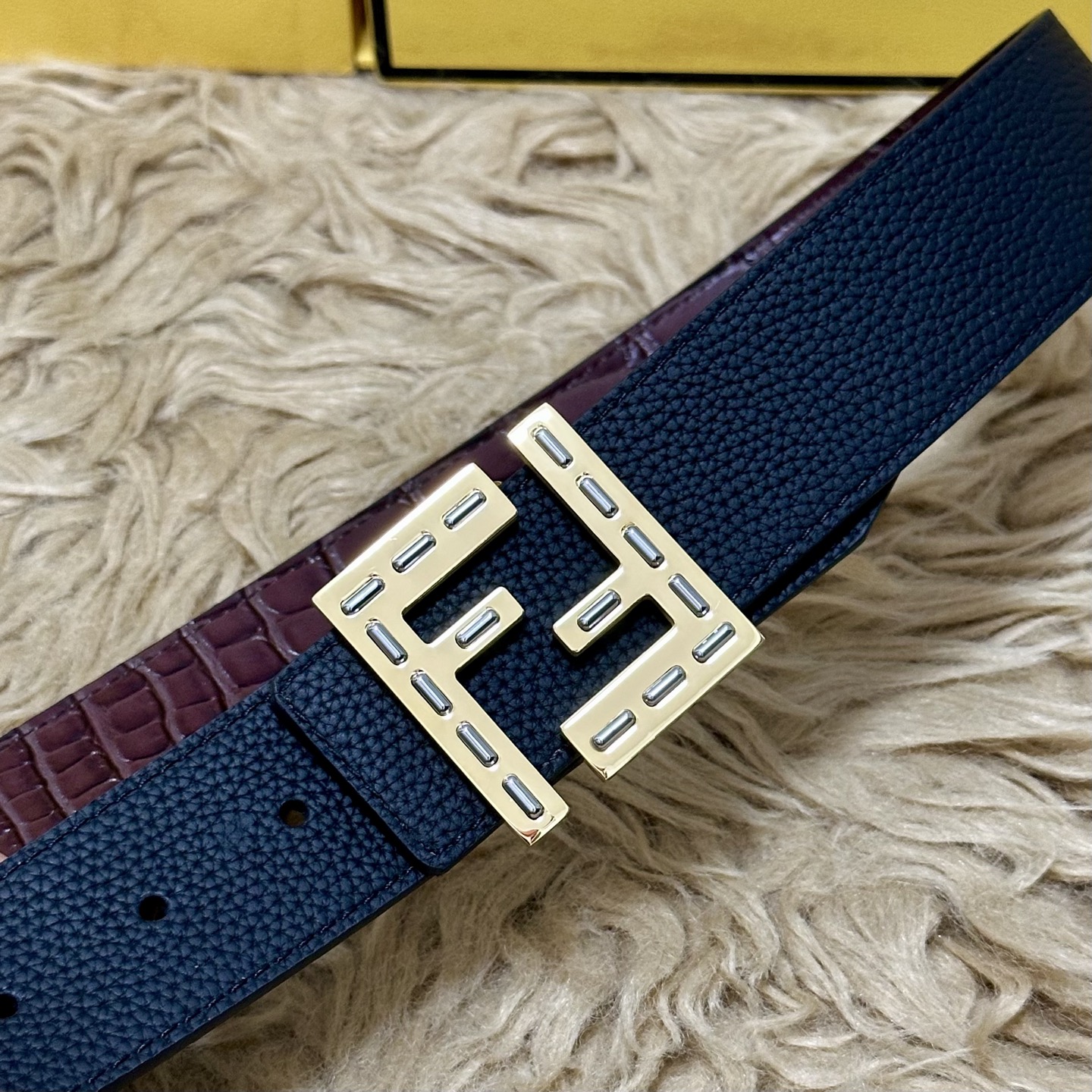 FENDl （芬迪）宽40MM双面原版小牛皮 搭配单钌钯电镀扣 完美的手感.油边 出众的设计.风格 高贵