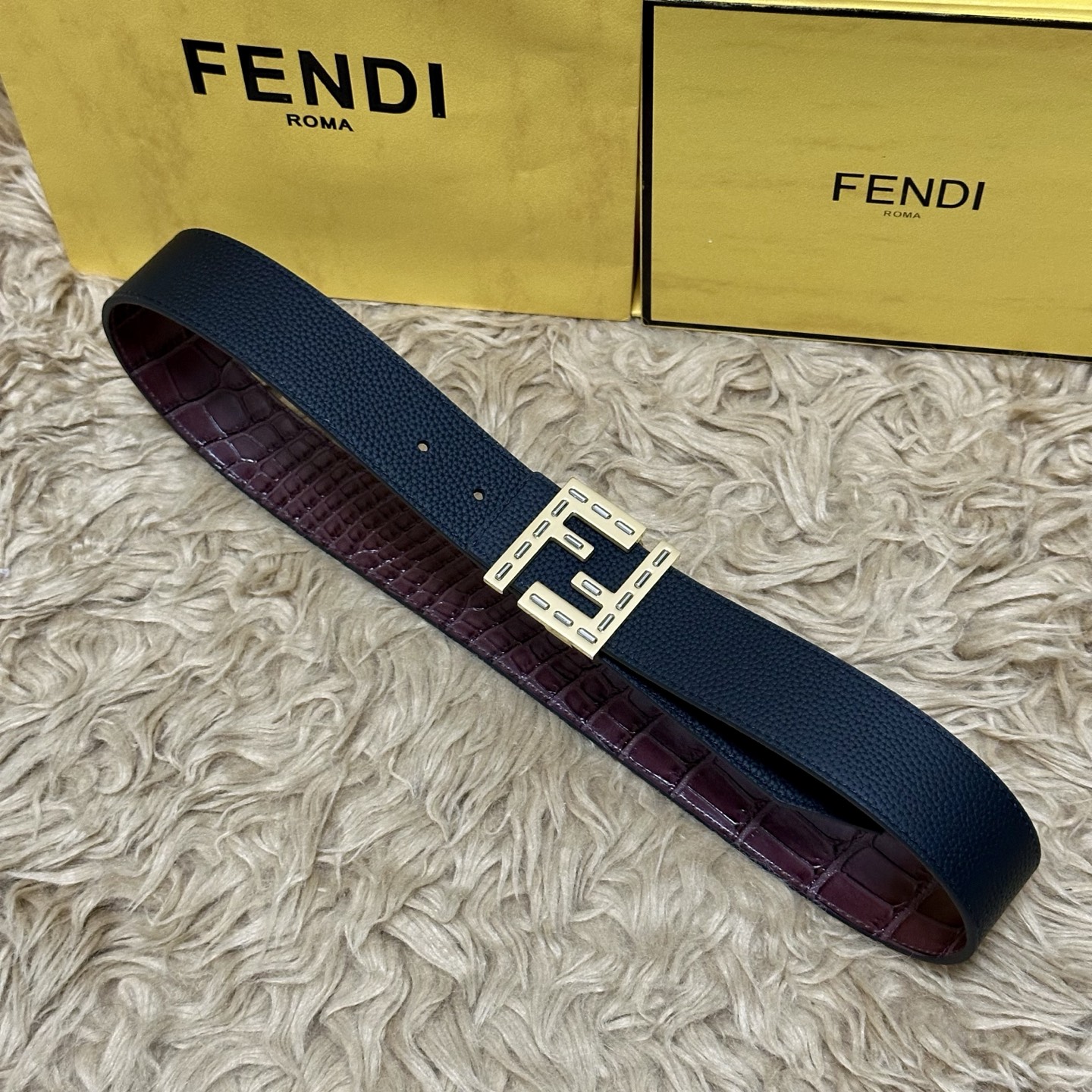 FENDl （芬迪）宽40MM双面原版小牛皮 搭配单钌钯电镀扣 完美的手感.油边 出众的设计.风格 高贵