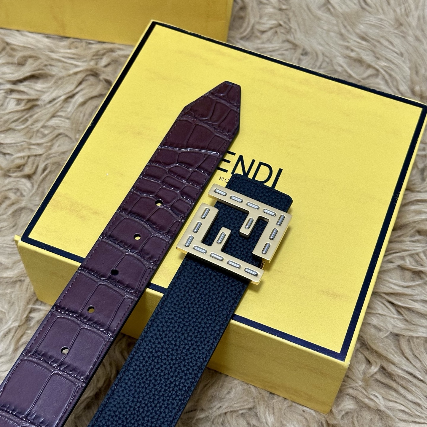 FENDl （芬迪）宽40MM双面原版小牛皮 搭配单钌钯电镀扣 完美的手感.油边 出众的设计.风格 高贵