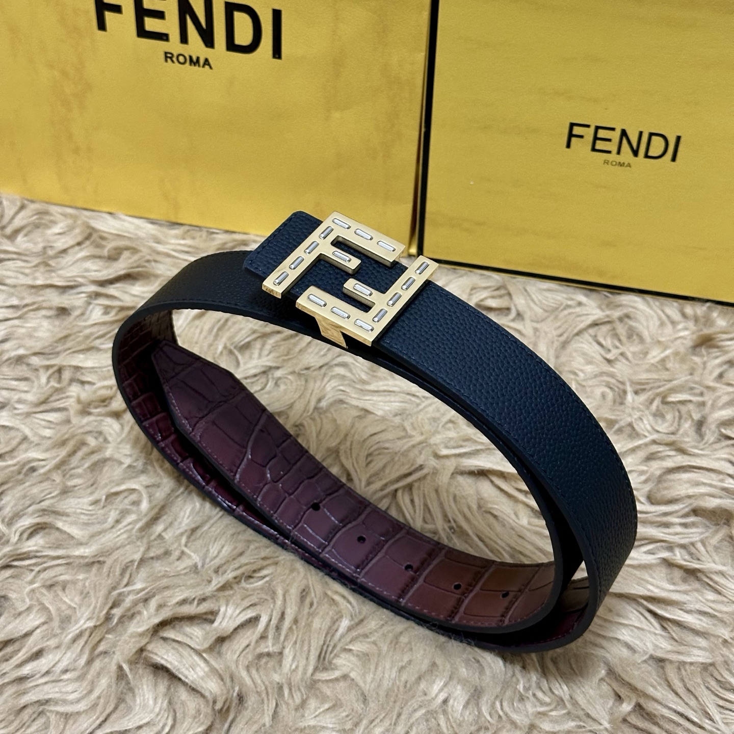 FENDl （芬迪）宽40MM双面原版小牛皮 搭配单钌钯电镀扣 完美的手感.油边 出众的设计.风格 高贵