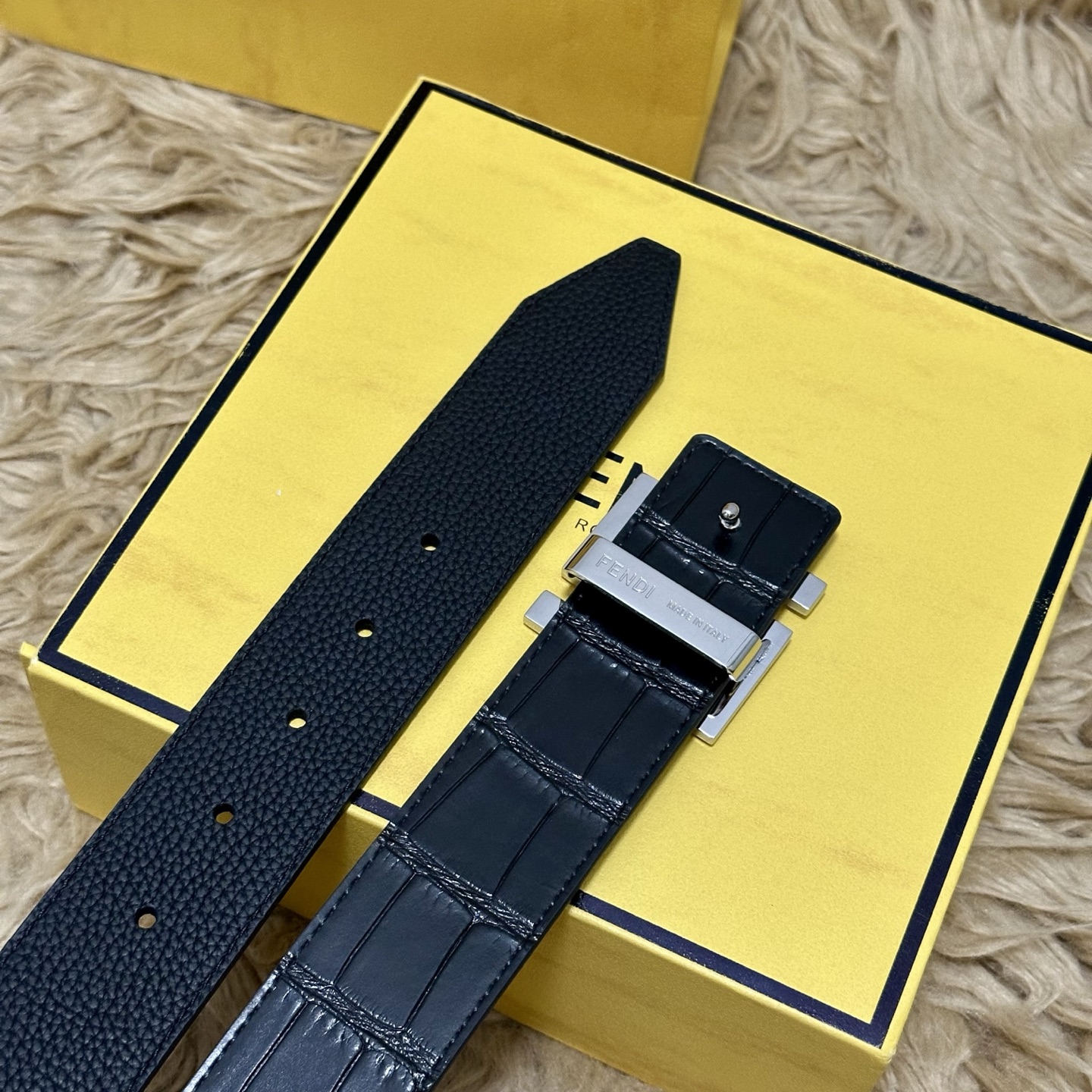 FENDl （芬迪）宽40MM双面原版小牛皮 搭配单钌钯电镀扣 完美的手感.油边 出众的设计.风格 高贵