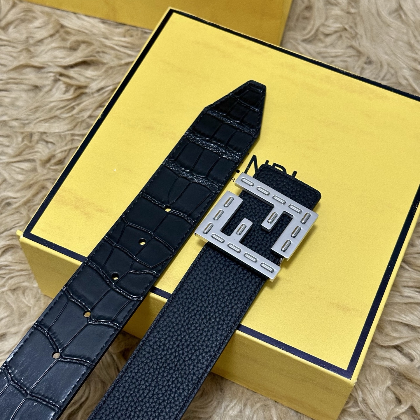 FENDl （芬迪）宽40MM双面原版小牛皮 搭配单钌钯电镀扣 完美的手感.油边 出众的设计.风格 高贵