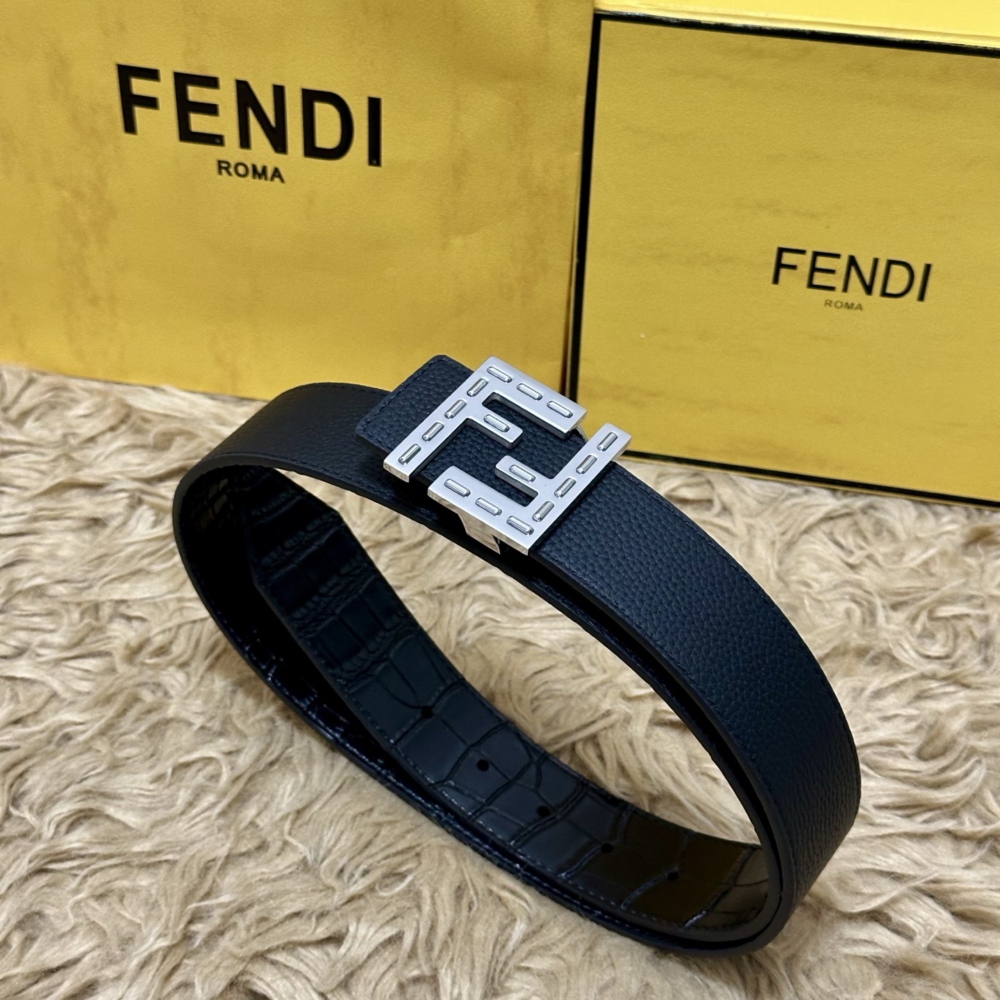 FENDl （芬迪）宽40MM双面原版小牛皮 搭配单钌钯电镀扣 完美的手感.油边 出众的设计.风格 高贵