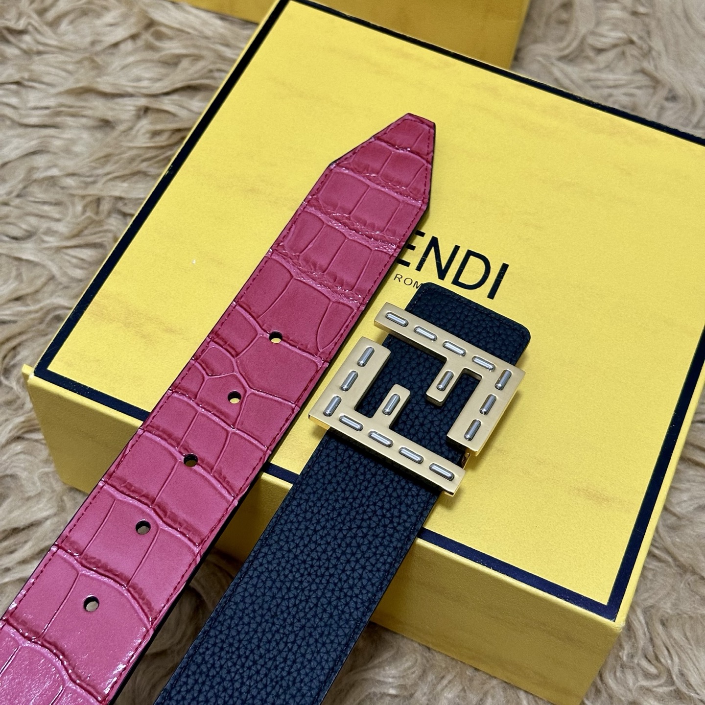 FENDl （芬迪）宽40MM双面原版小牛皮 搭配单钌钯电镀扣 完美的手感.油边 出众的设计.风格 高贵