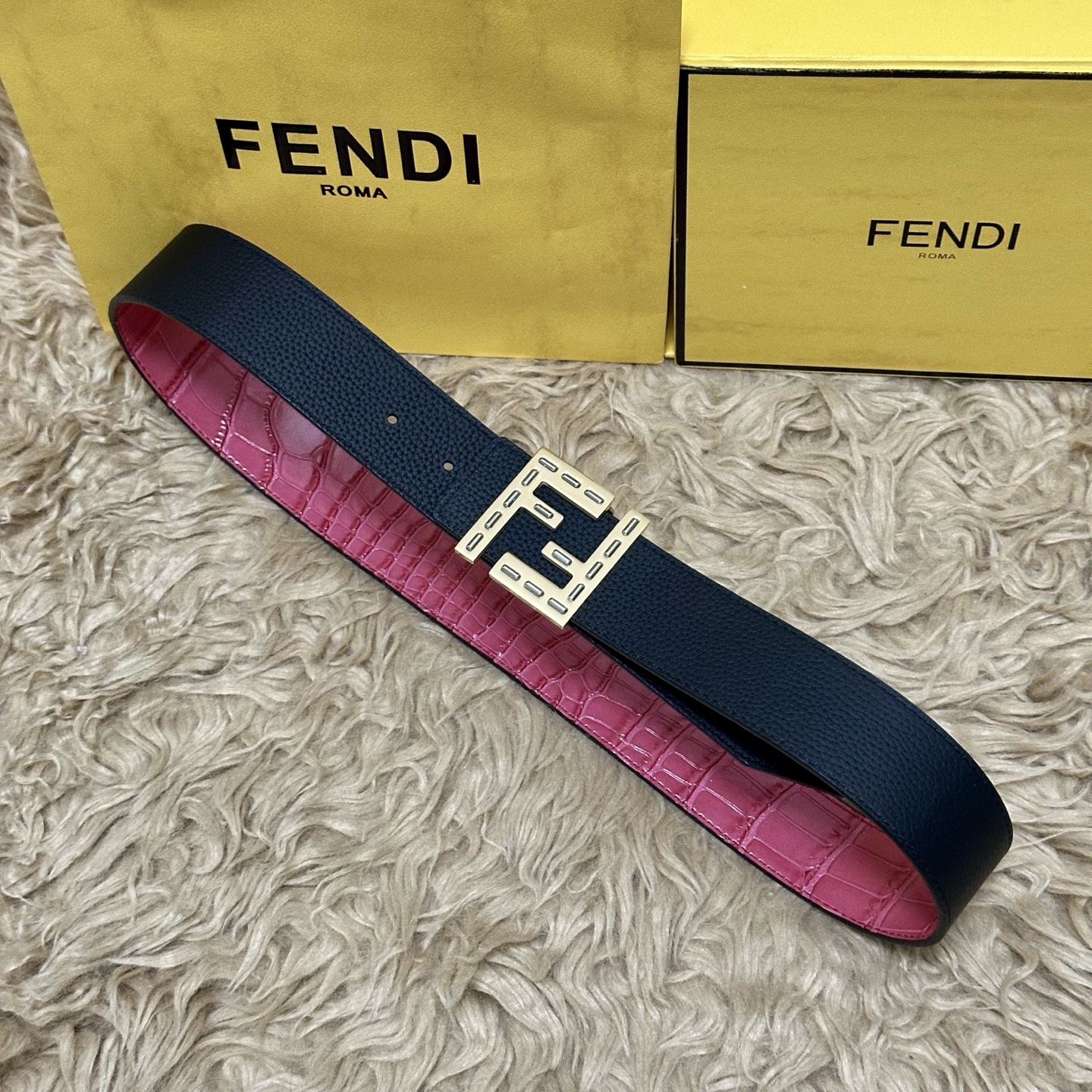 FENDl （芬迪）宽40MM双面原版小牛皮 搭配单钌钯电镀扣 完美的手感.油边 出众的设计.风格 高贵