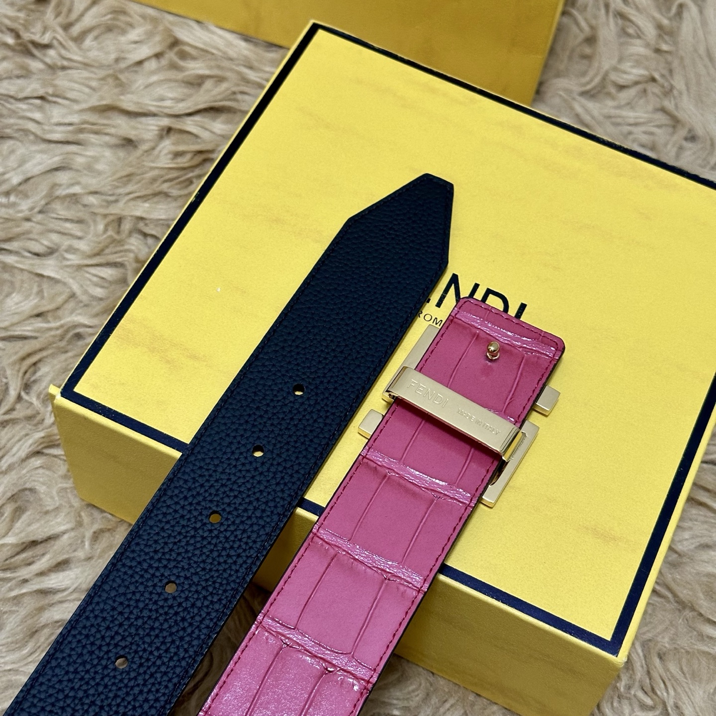 FENDl （芬迪）宽40MM双面原版小牛皮 搭配单钌钯电镀扣 完美的手感.油边 出众的设计.风格 高贵