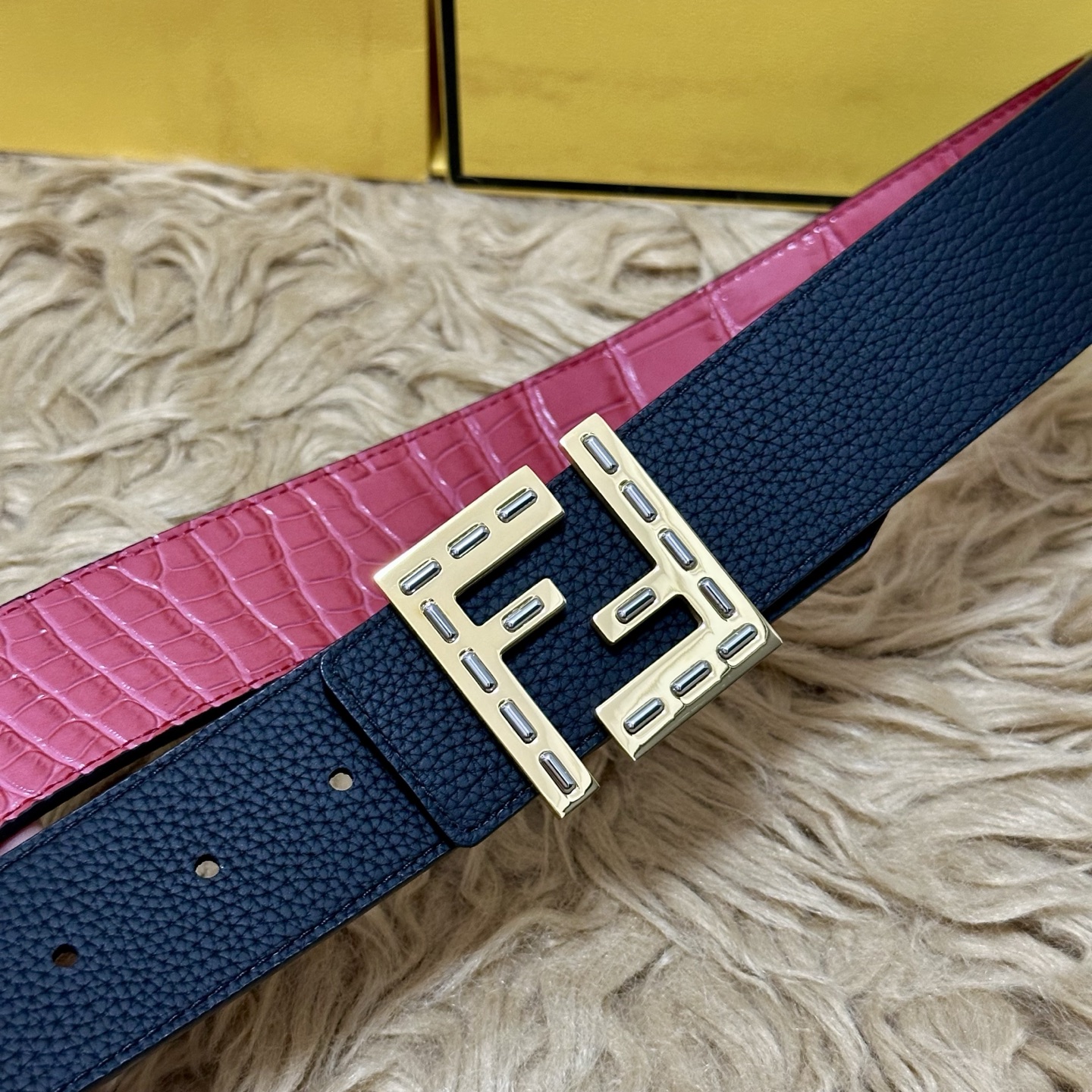 FENDl （芬迪）宽40MM双面原版小牛皮 搭配单钌钯电镀扣 完美的手感.油边 出众的设计.风格 高贵