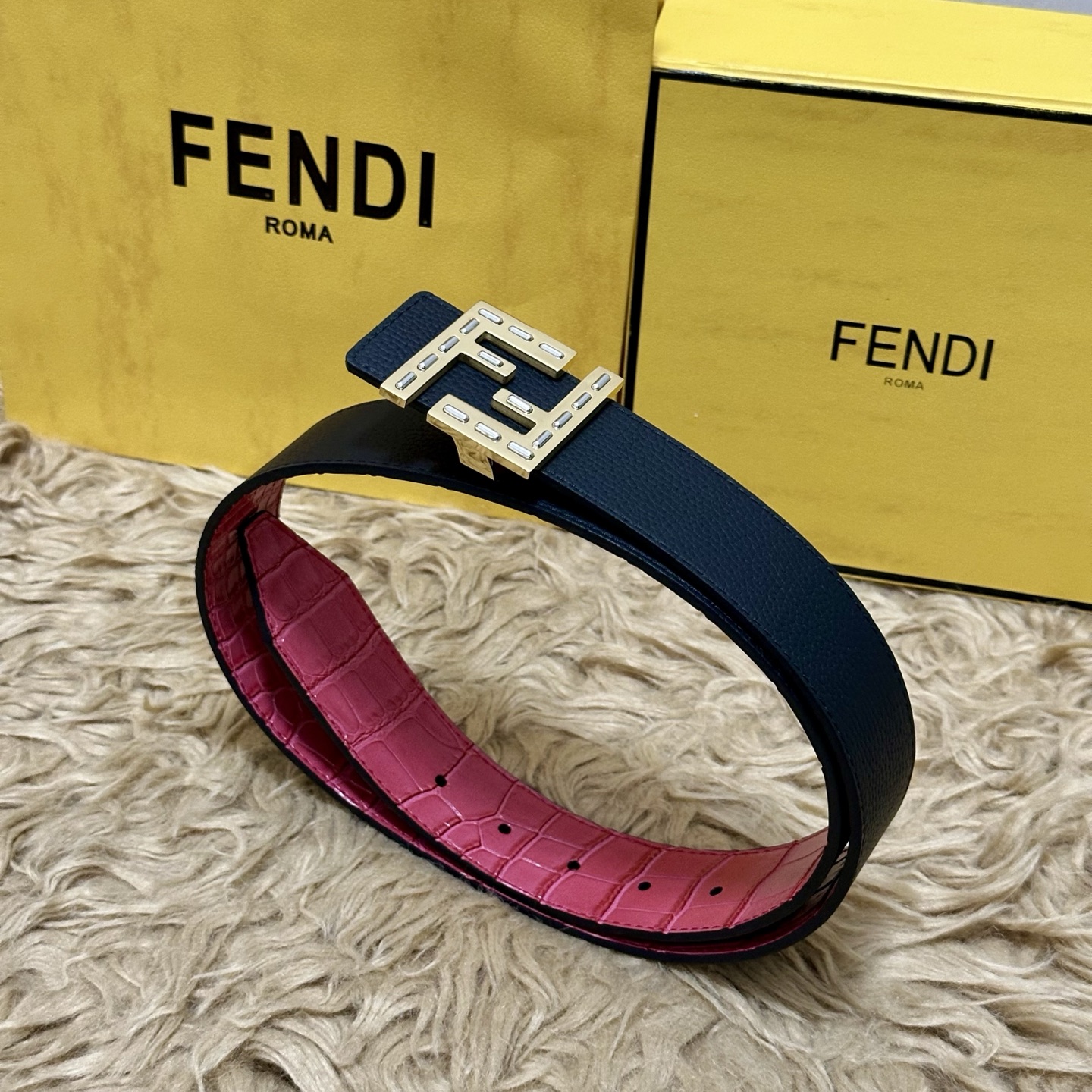 FENDl （芬迪）宽40MM双面原版小牛皮 搭配单钌钯电镀扣 完美的手感.油边 出众的设计.风格 高贵